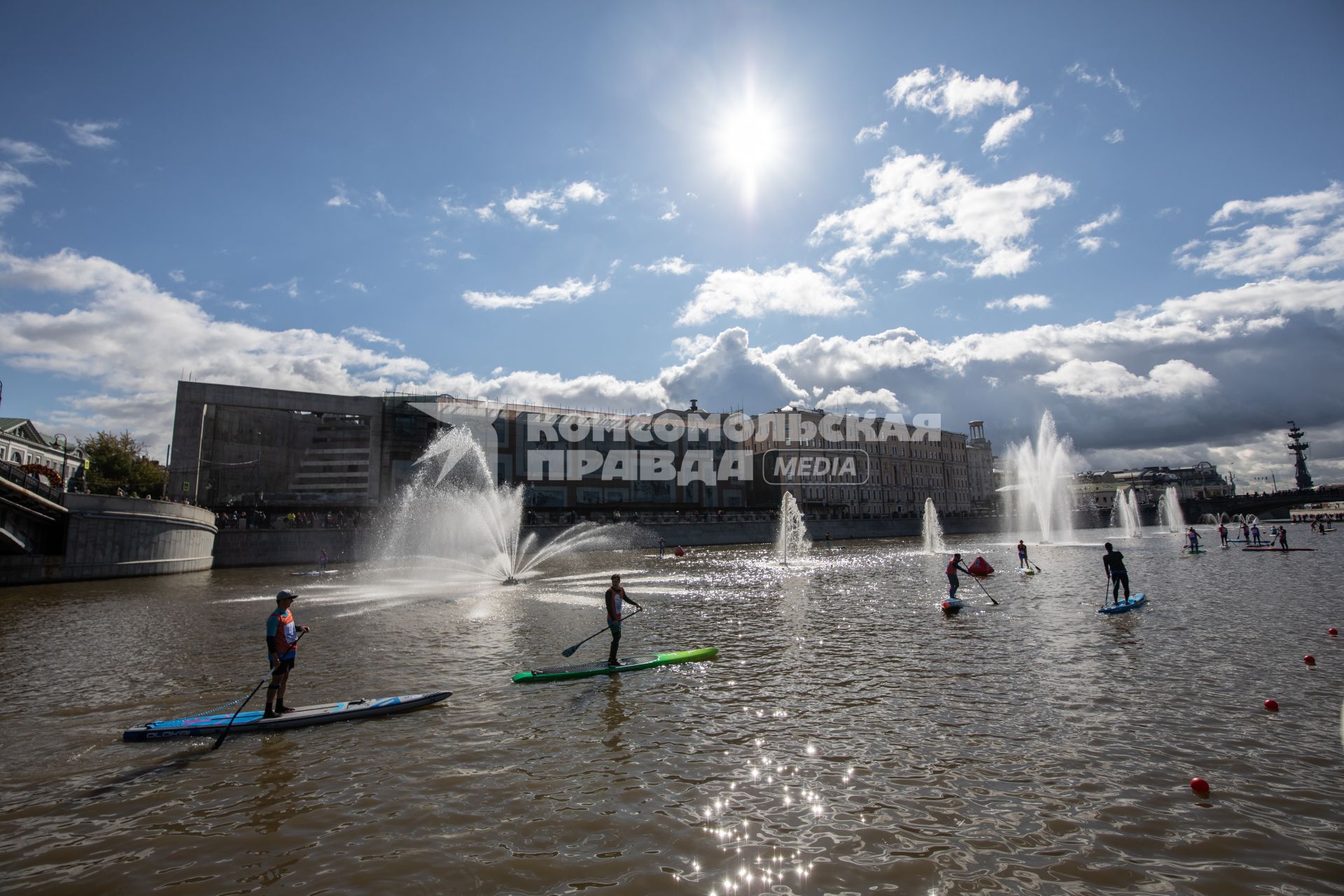 Москва. Участники фестиваля  SUP-серфинга `Московская акватория` в водоотводном канале Москва-реки.