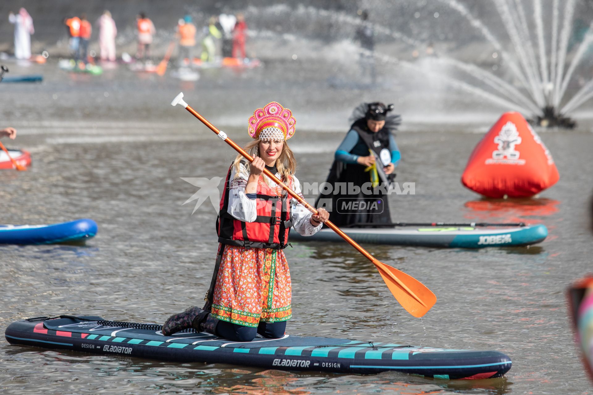 Москва. Участники фестиваля  SUP-серфинга `Московская акватория` в водоотводном канале Москва-реки.