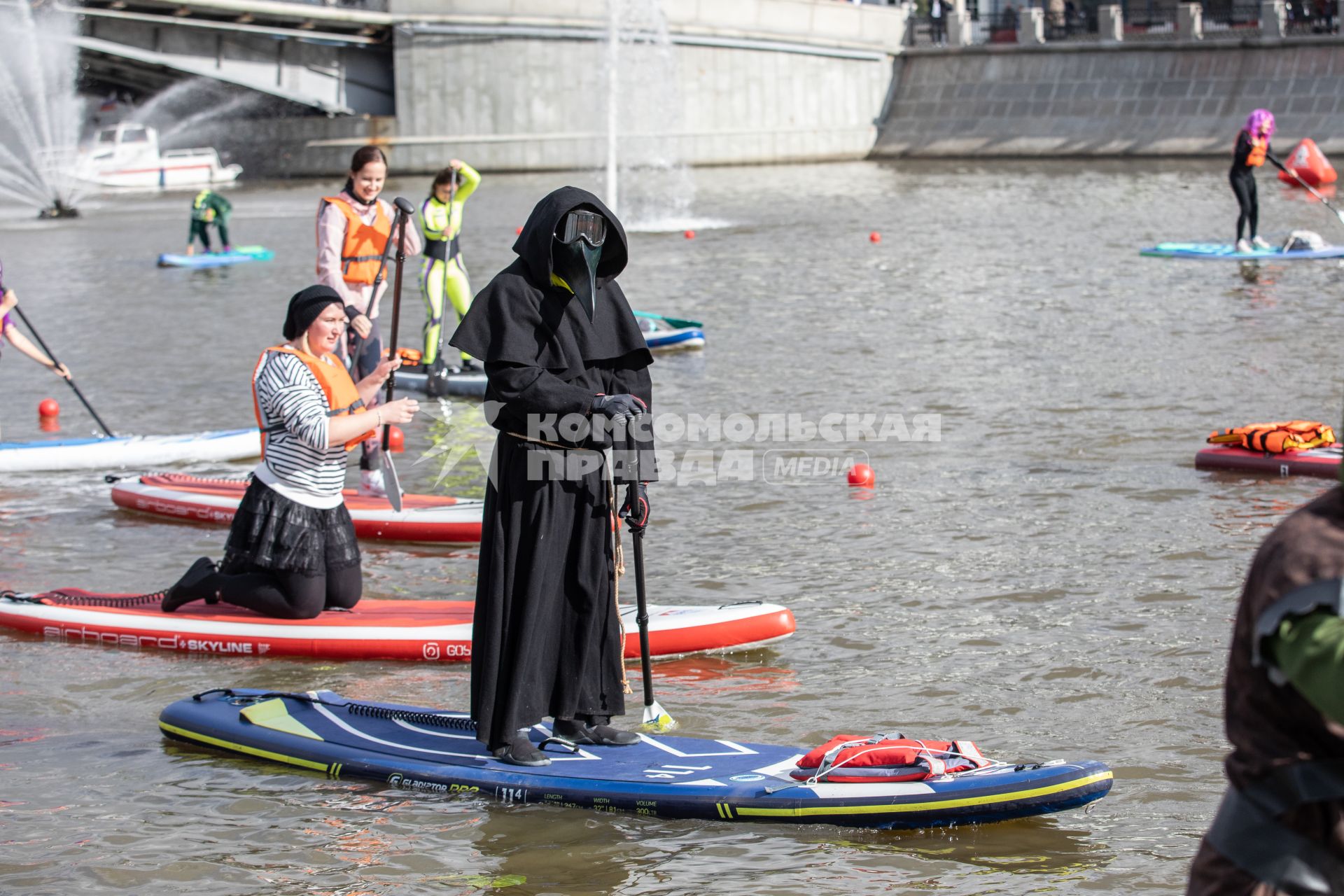 Москва. Участники фестиваля  SUP-серфинга `Московская акватория` в водоотводном канале Москва-реки.