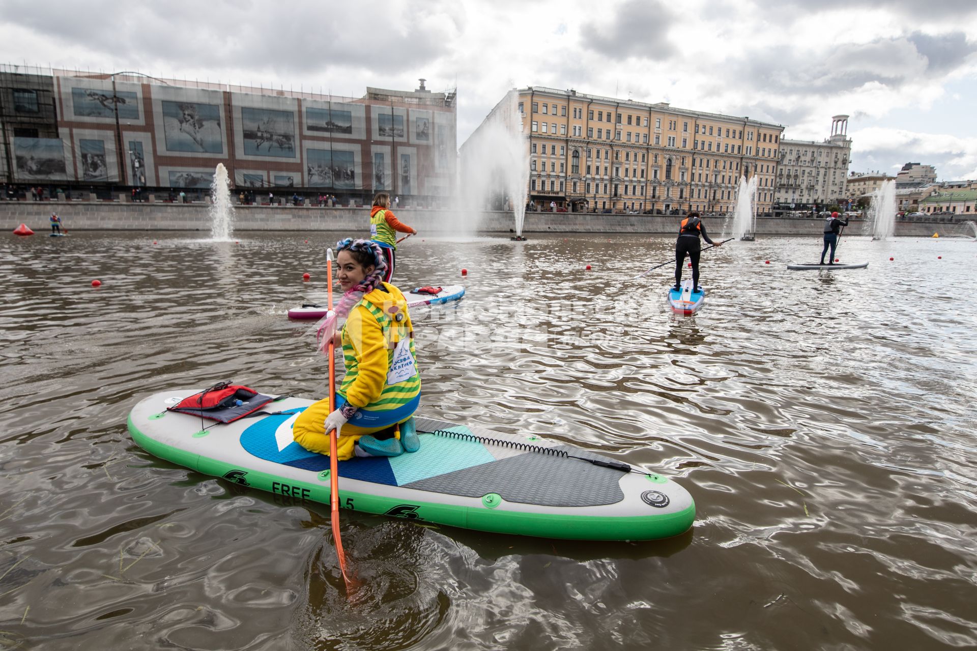 Москва. Участники фестиваля SUP-серфинга `Московская акватория` в водоотводном канале Москва-реки.