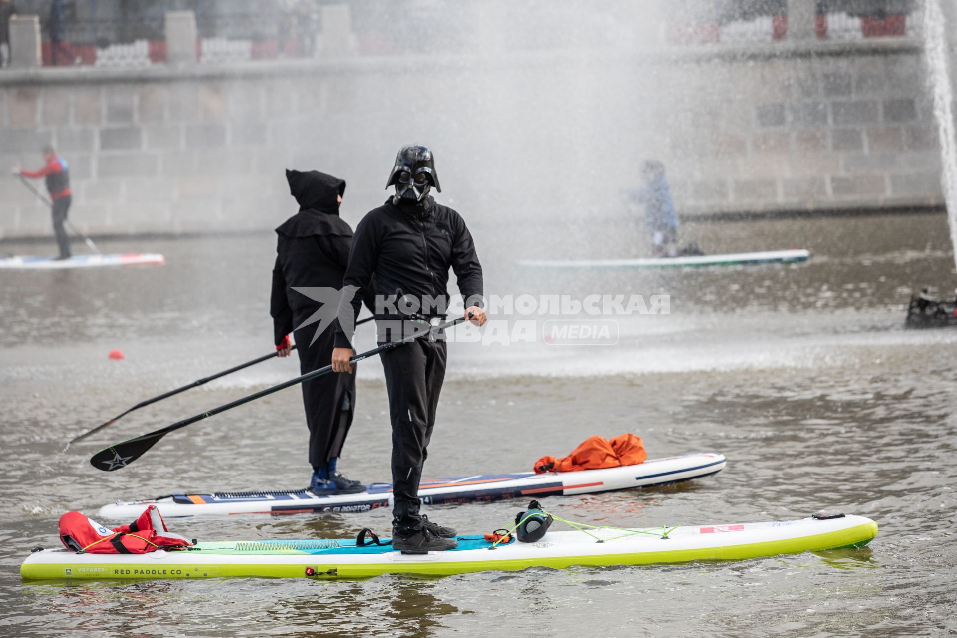 Москва. Участники фестиваля  SUP-серфинга `Московская акватория` в водоотводном канале Москва-реки.