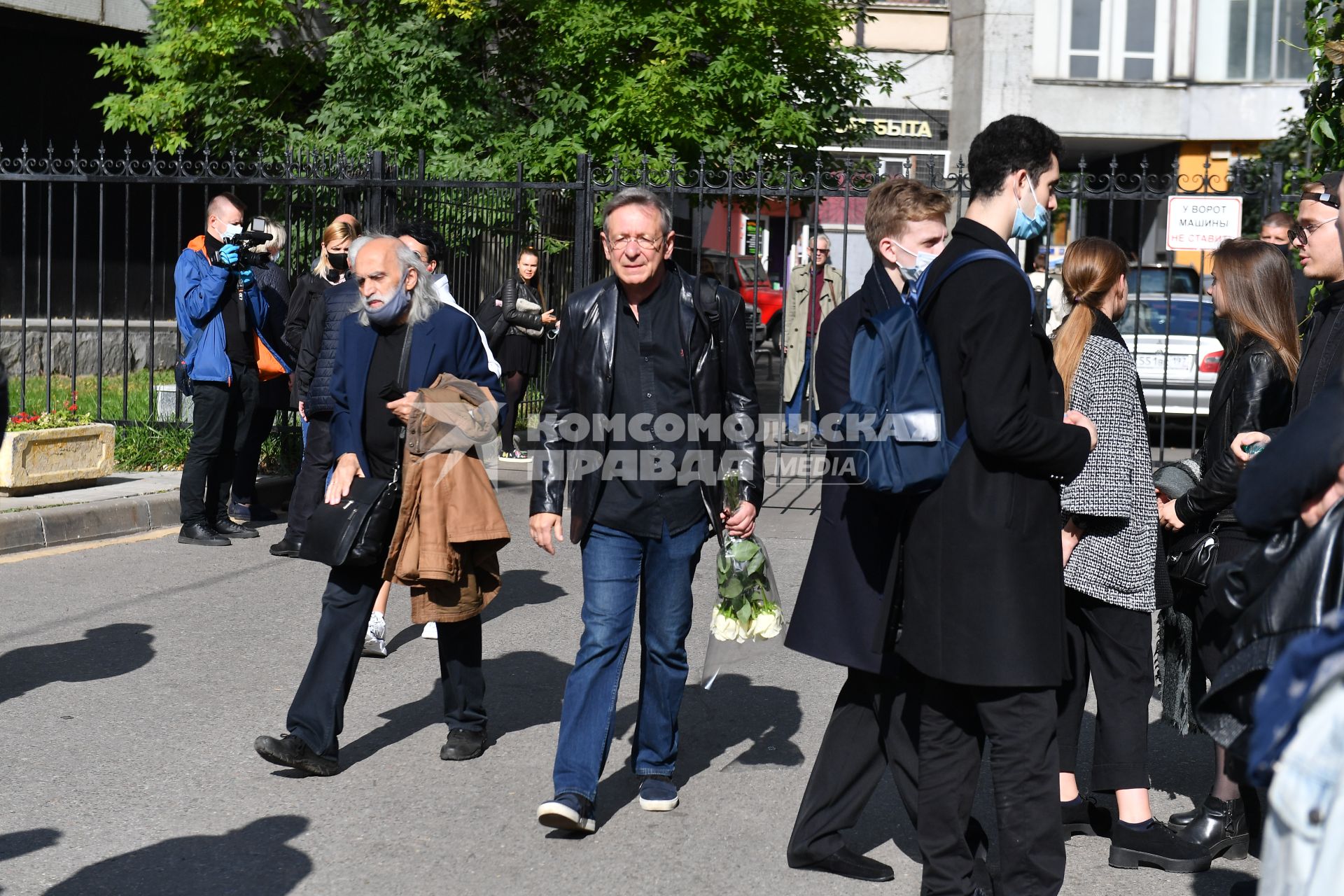 Москва.  Актер Юрий Нифонтов  (в центре) перед церемонией прощания с актером, режиссером Михаилом Борисовым на Большой сцене Театрального института имени Б. Щукина.