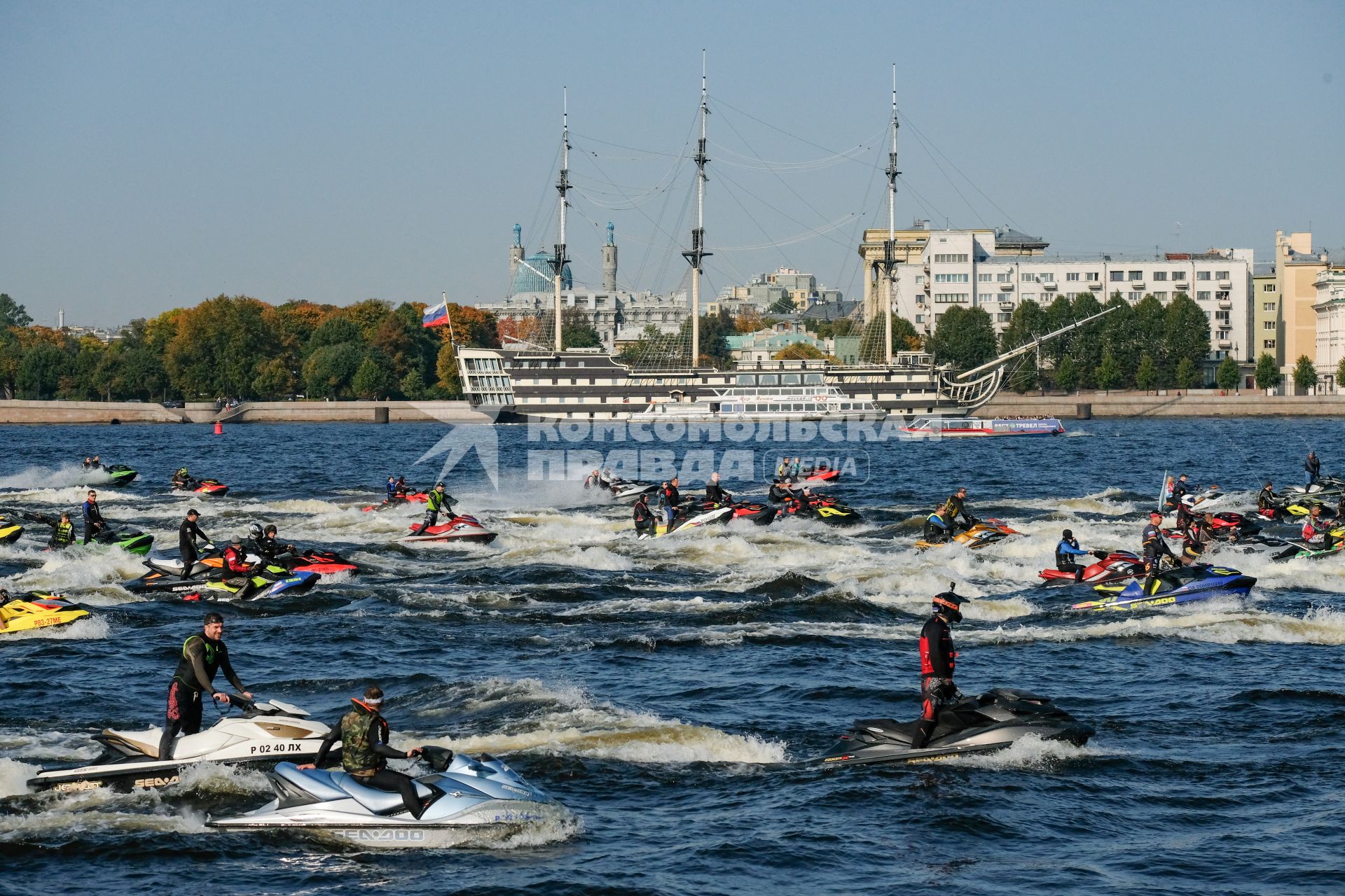 Санкт-Петербург. Заплыв аквабайкеров на Неве в рамках празднования Всемирного дня туризма.