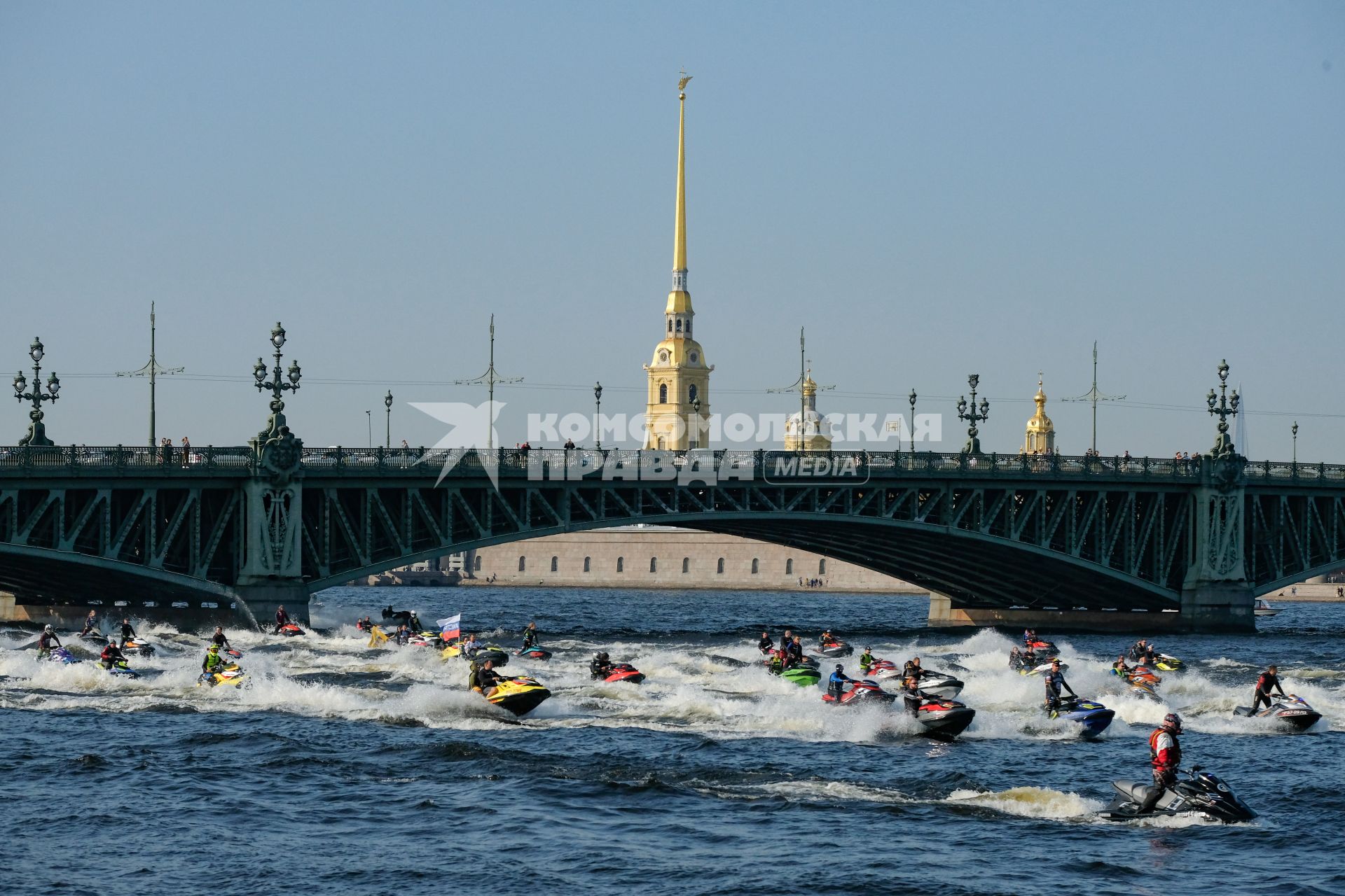 Санкт-Петербург. Заплыв аквабайкеров на Неве в рамках празднования Всемирного дня туризма.