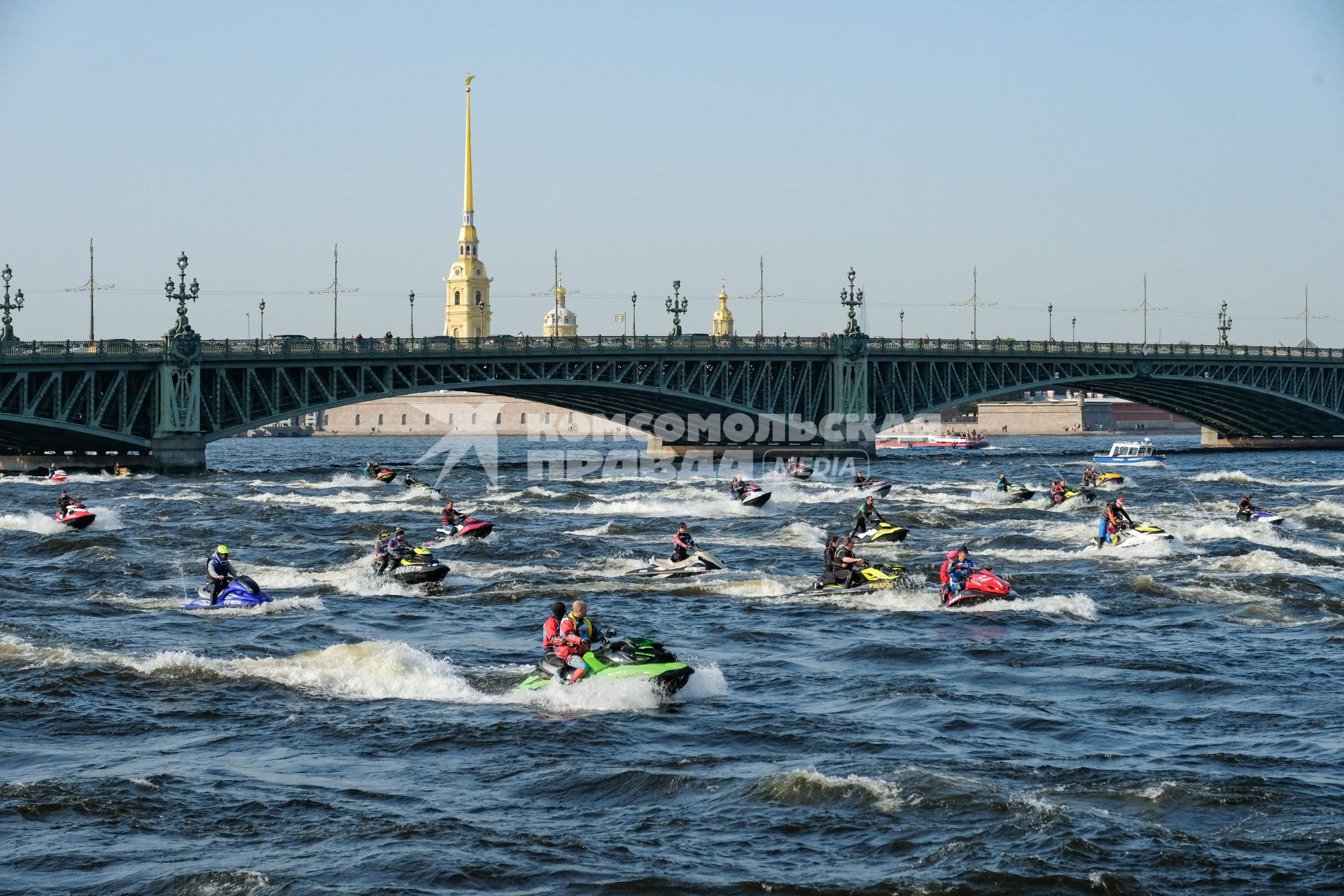 Санкт-Петербург. Заплыв аквабайкеров на Неве в рамках празднования Всемирного дня туризма.