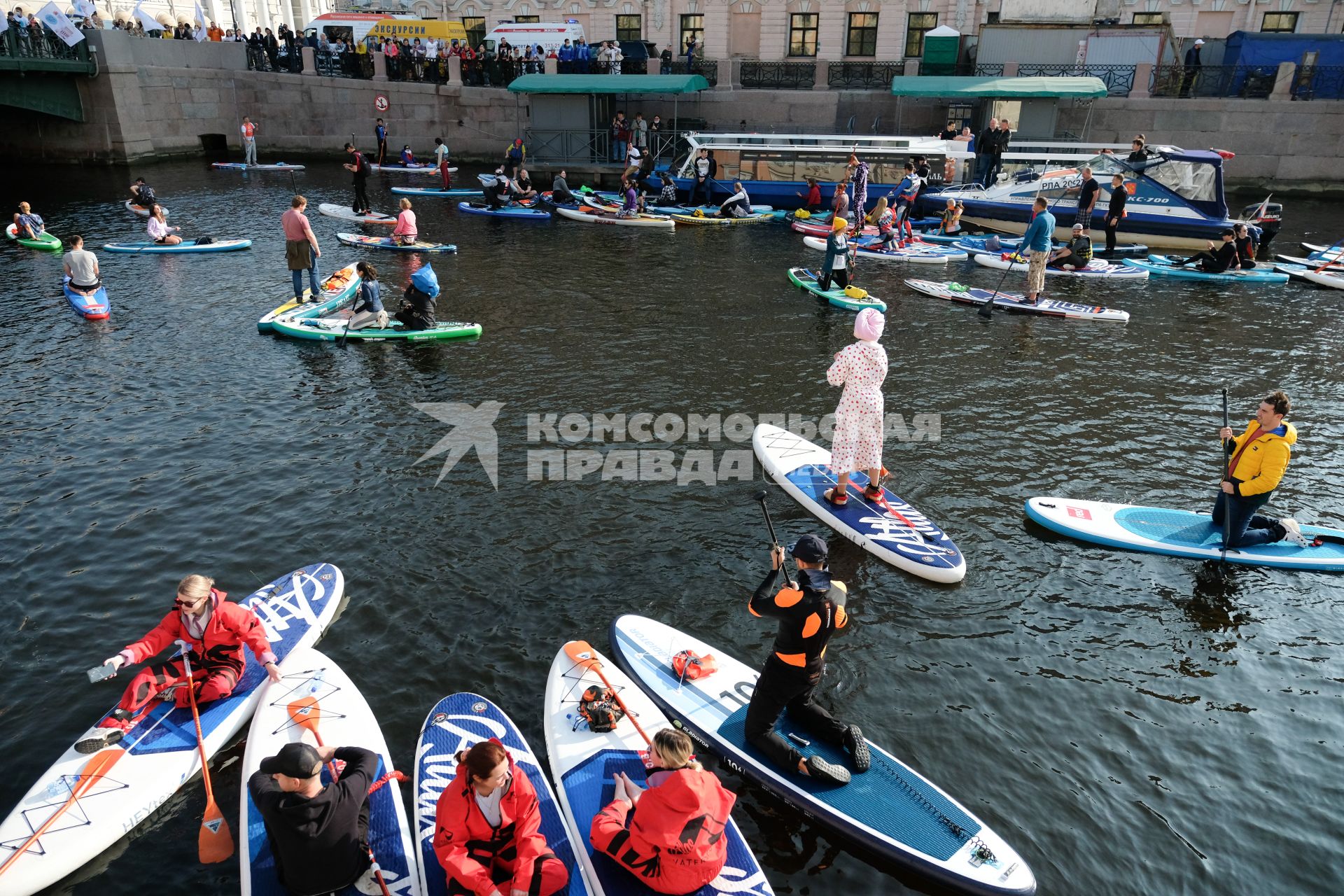 Санкт-Петербург. Заплыв SUP-серферов на реке Мойке в рамках празднования Всемирного дня туризма.