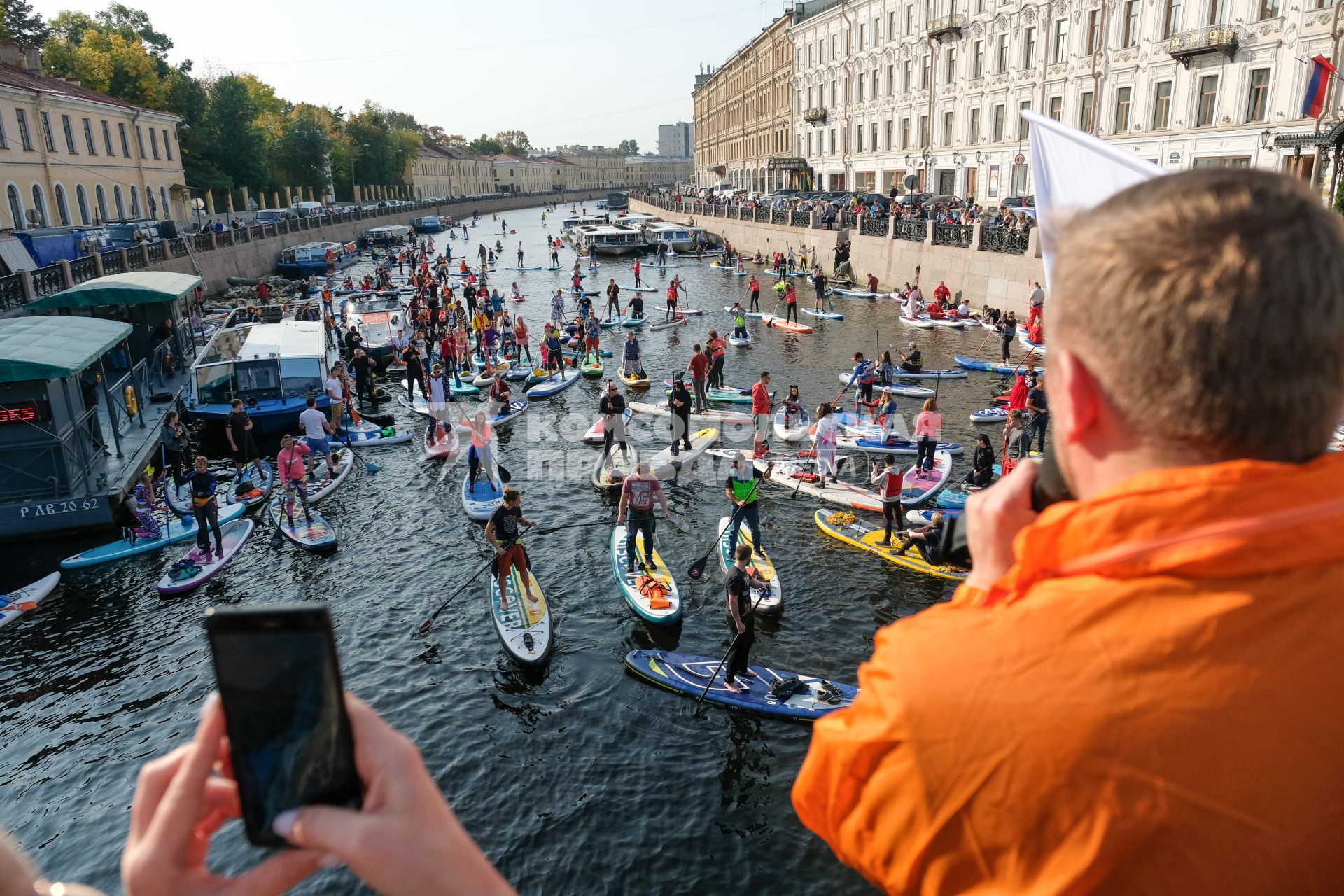 Санкт-Петербург. Заплыв SUP-серферов на реке Мойке в рамках празднования Всемирного дня туризма.