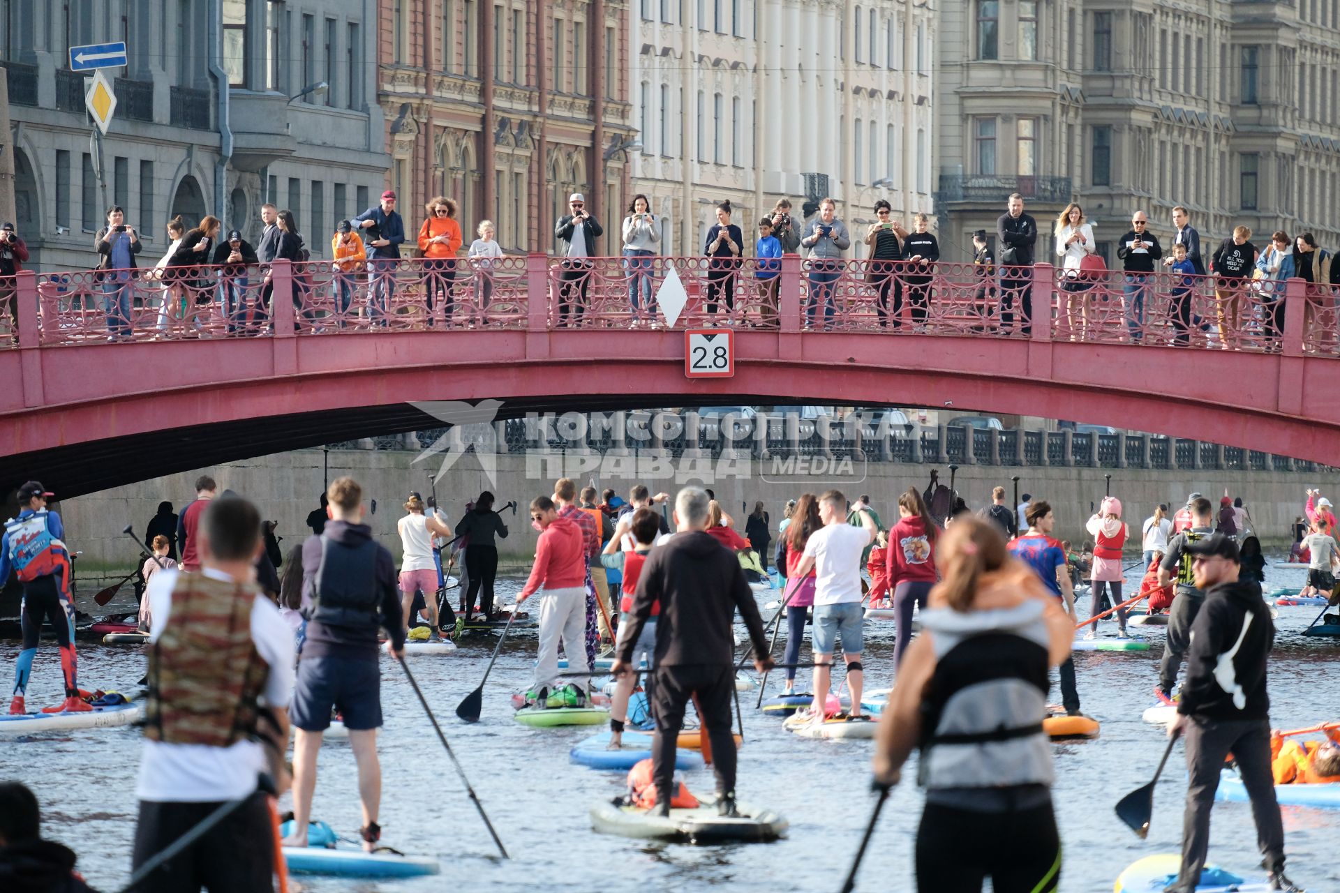 Санкт-Петербург. Заплыв SUP-серферов на реке Мойке в рамках празднования Всемирного дня туризма.