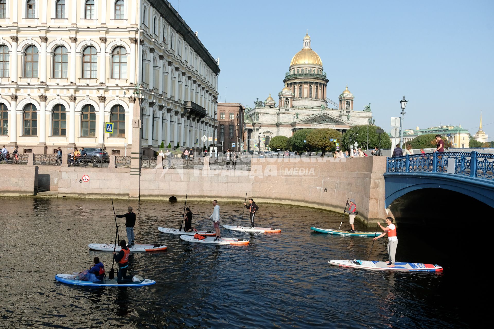 Санкт-Петербург. Заплыв SUP-серферов на реке Мойке в рамках празднования Всемирного дня туризма.