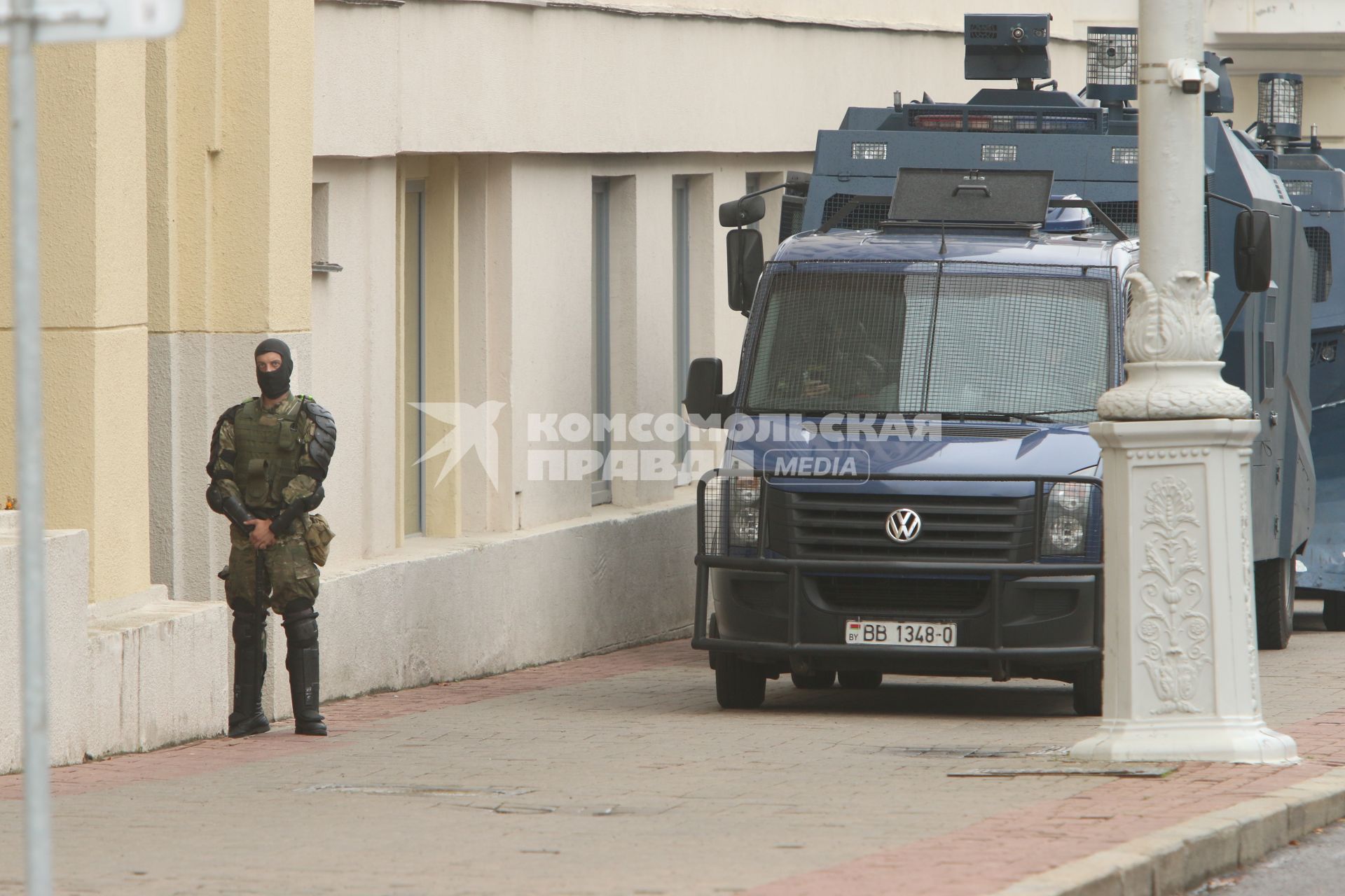 Минск. Колонна военных грузовиков в центре города.  Со дня выборов президента Белоруссии 9 августа в стране прошли митинги несогласных с результатами голосования.