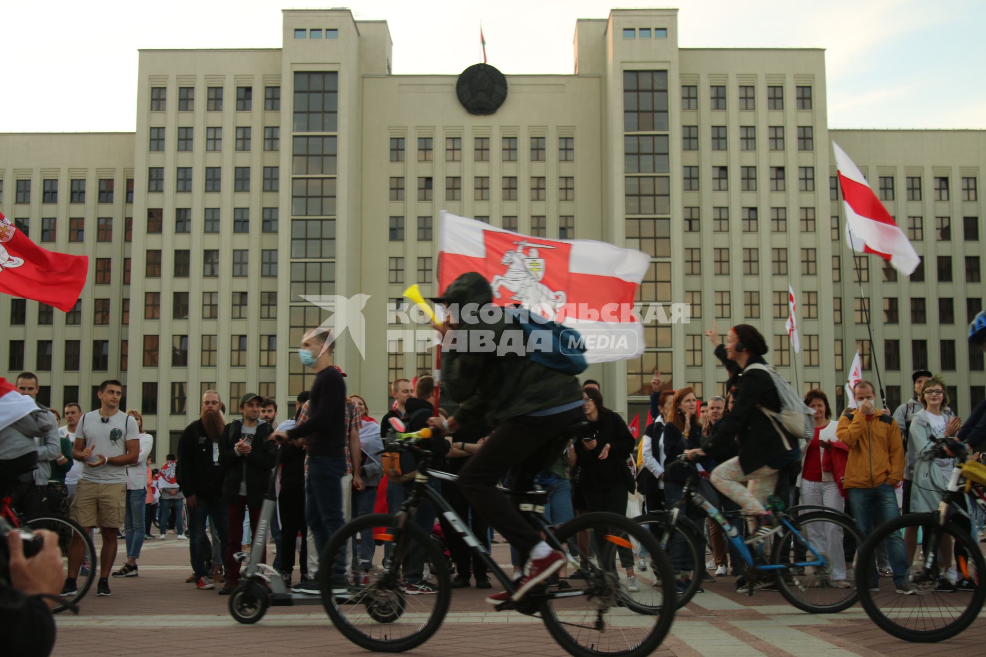 Минск. Митинг против результатов выборов президента Белоруссии на площади Независимости.  Со дня выборов президента Белоруссии 9 августа в стране прошли митинги несогласных с результатами голосования.