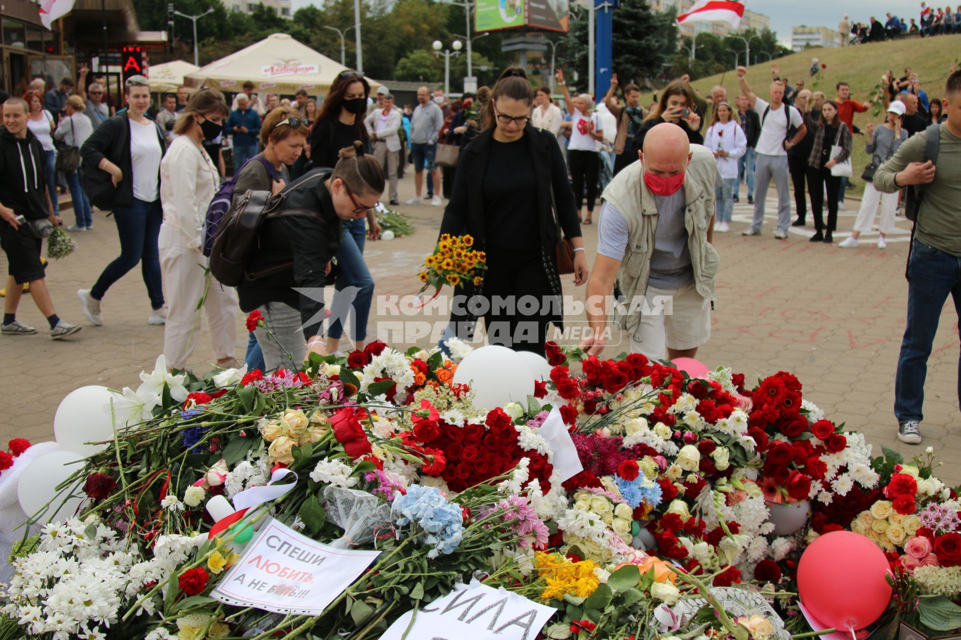 Минск. Люди приносят цветы к стихийному мемориалу на станции метро `Пушкинская`, где погиб участник акции протеста Александр Тарайковский. Со дня выборов президента Белоруссии 9 августа в стране прошли митинги несогласных с результатами голосования.