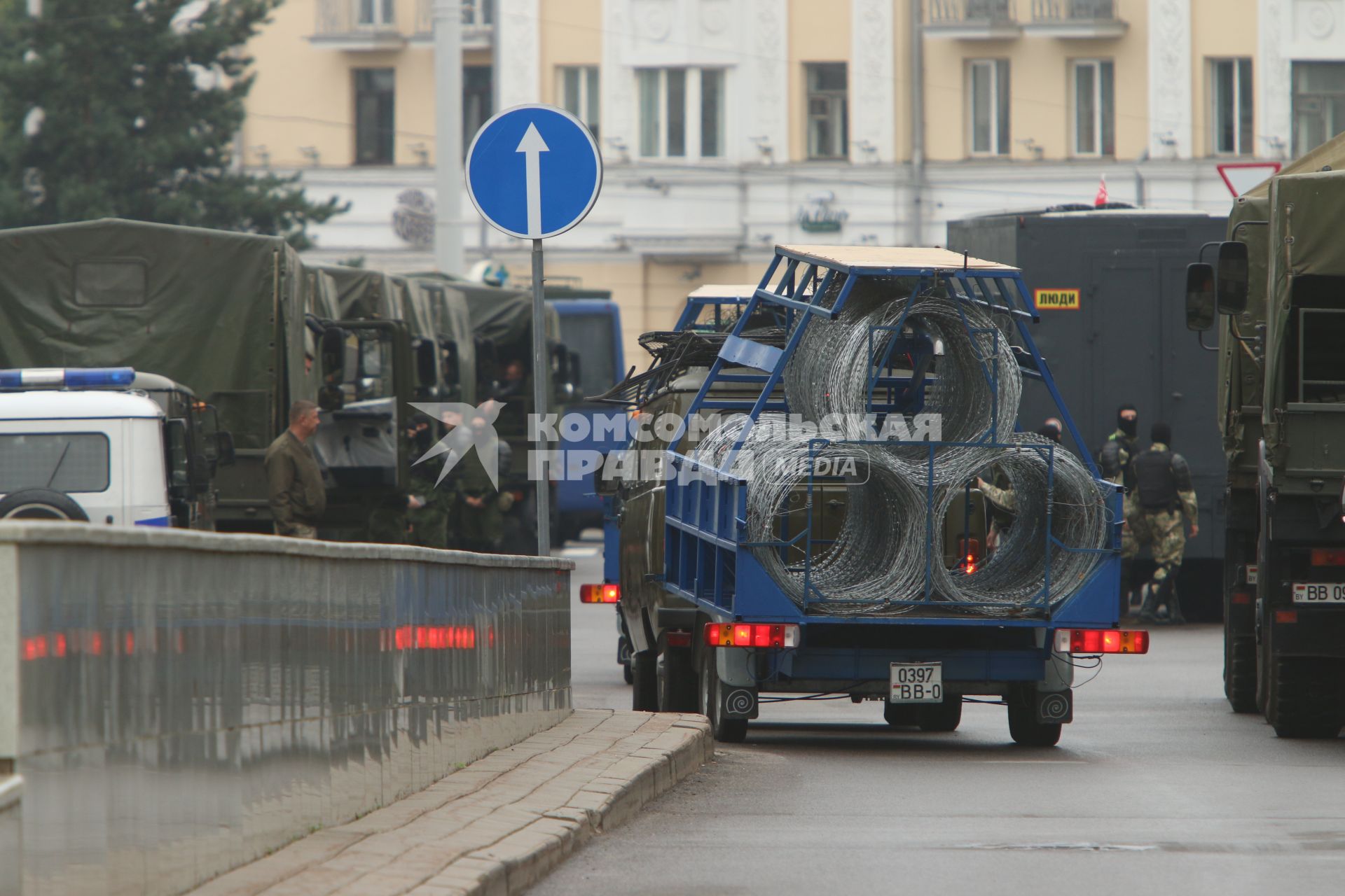 Минск. Колонна военных грузовиков в центре города.  Со дня выборов президента Белоруссии 9 августа в стране прошли митинги несогласных с результатами голосования.