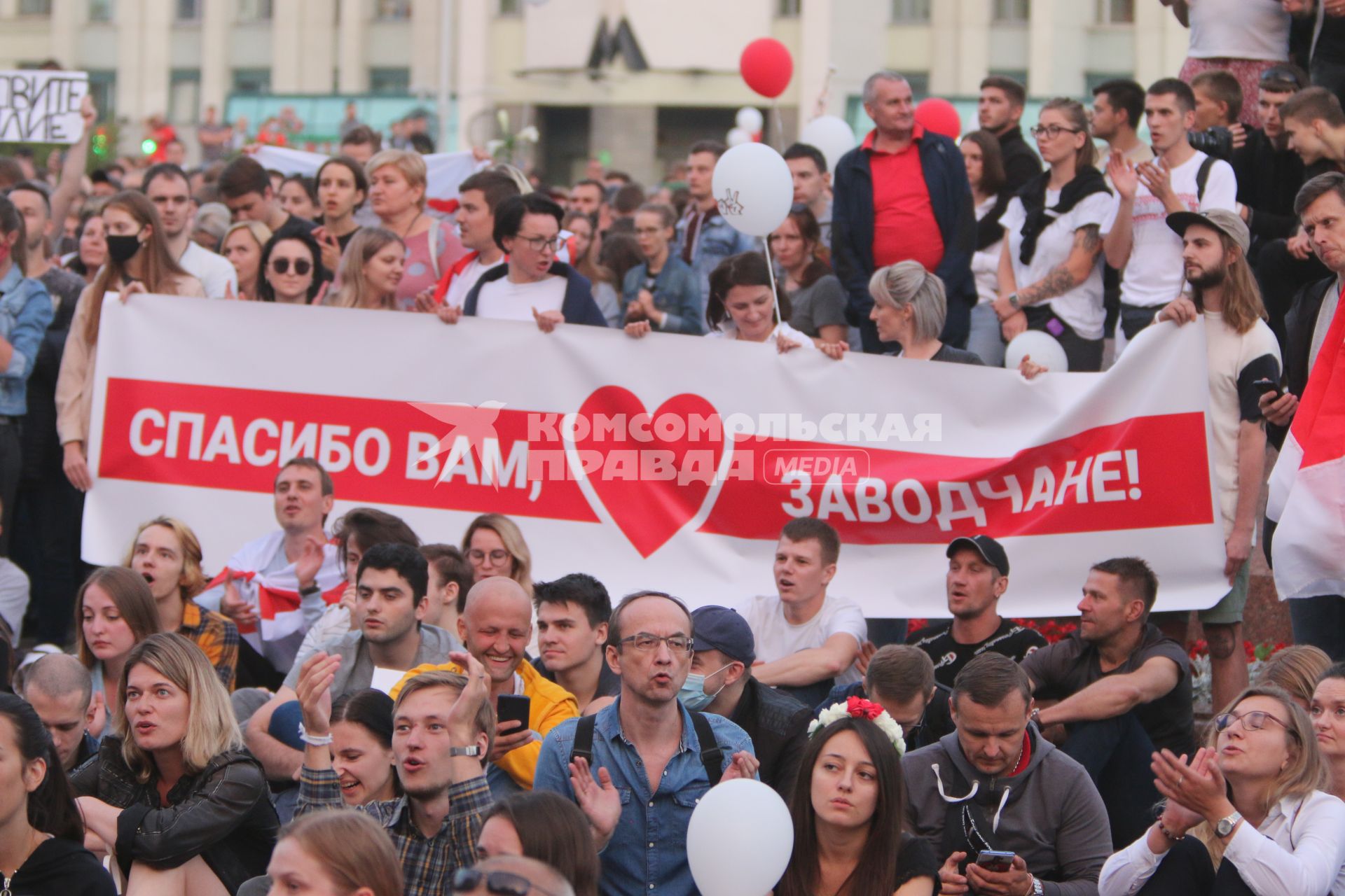 Минск. Протестующие держат плакат `Спасибо вам, заводчане!` во время митинга против результатов выборов президента Белоруссии на площади Независимости, где расположены здания правительства и ЦИК.