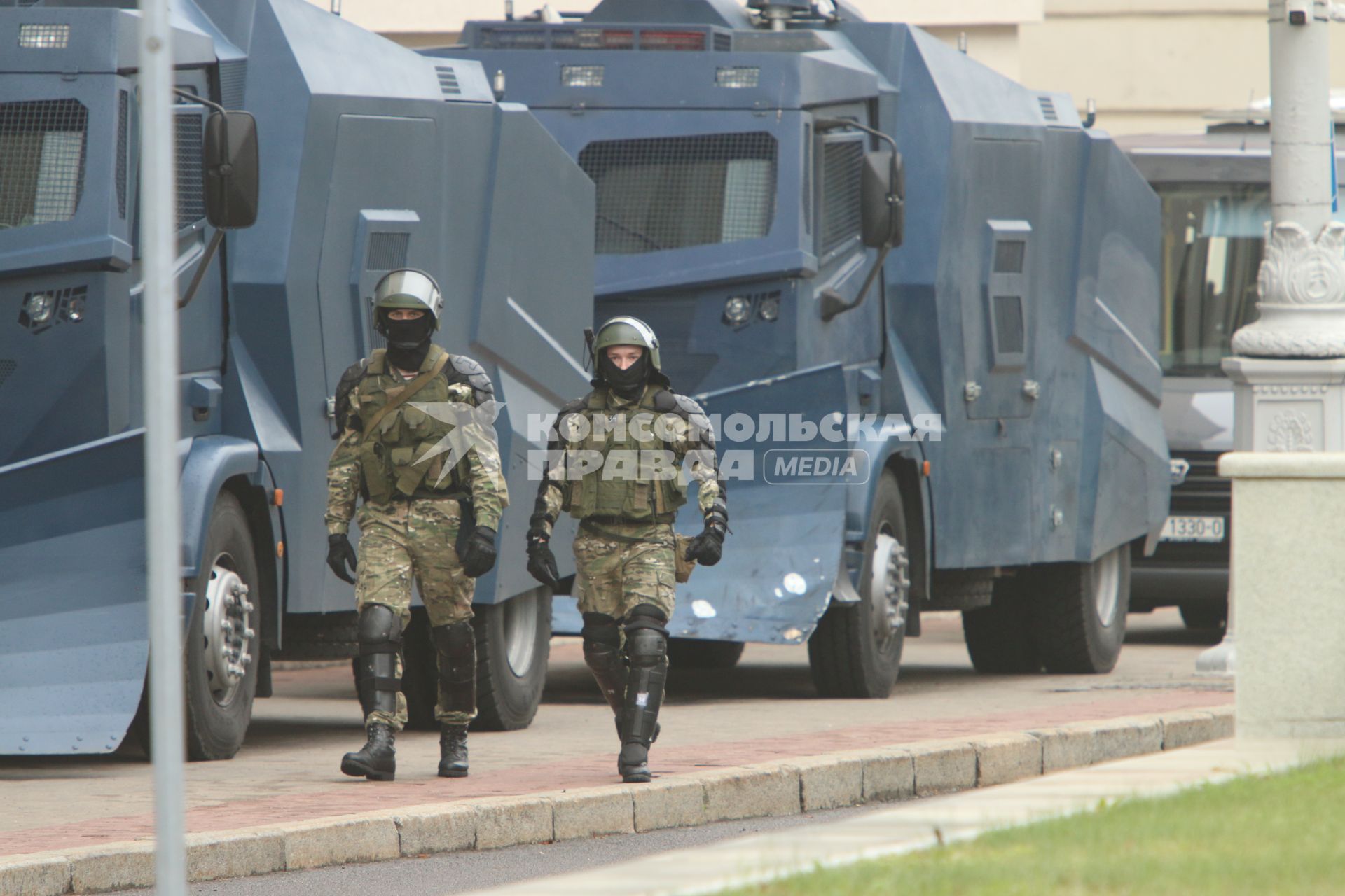 Минск. Колонна военных грузовиков в центре города.  Со дня выборов президента Белоруссии 9 августа в стране прошли митинги несогласных с результатами голосования.