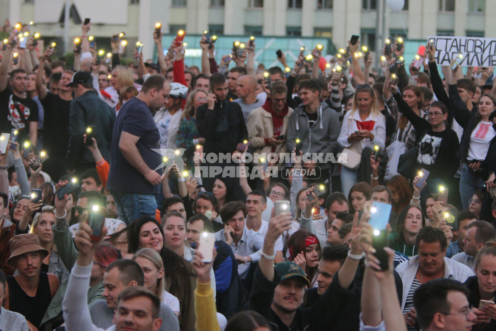 Минск. Митинг против результатов выборов президента Белоруссии на площади Независимости, где расположены здания правительства и ЦИК.