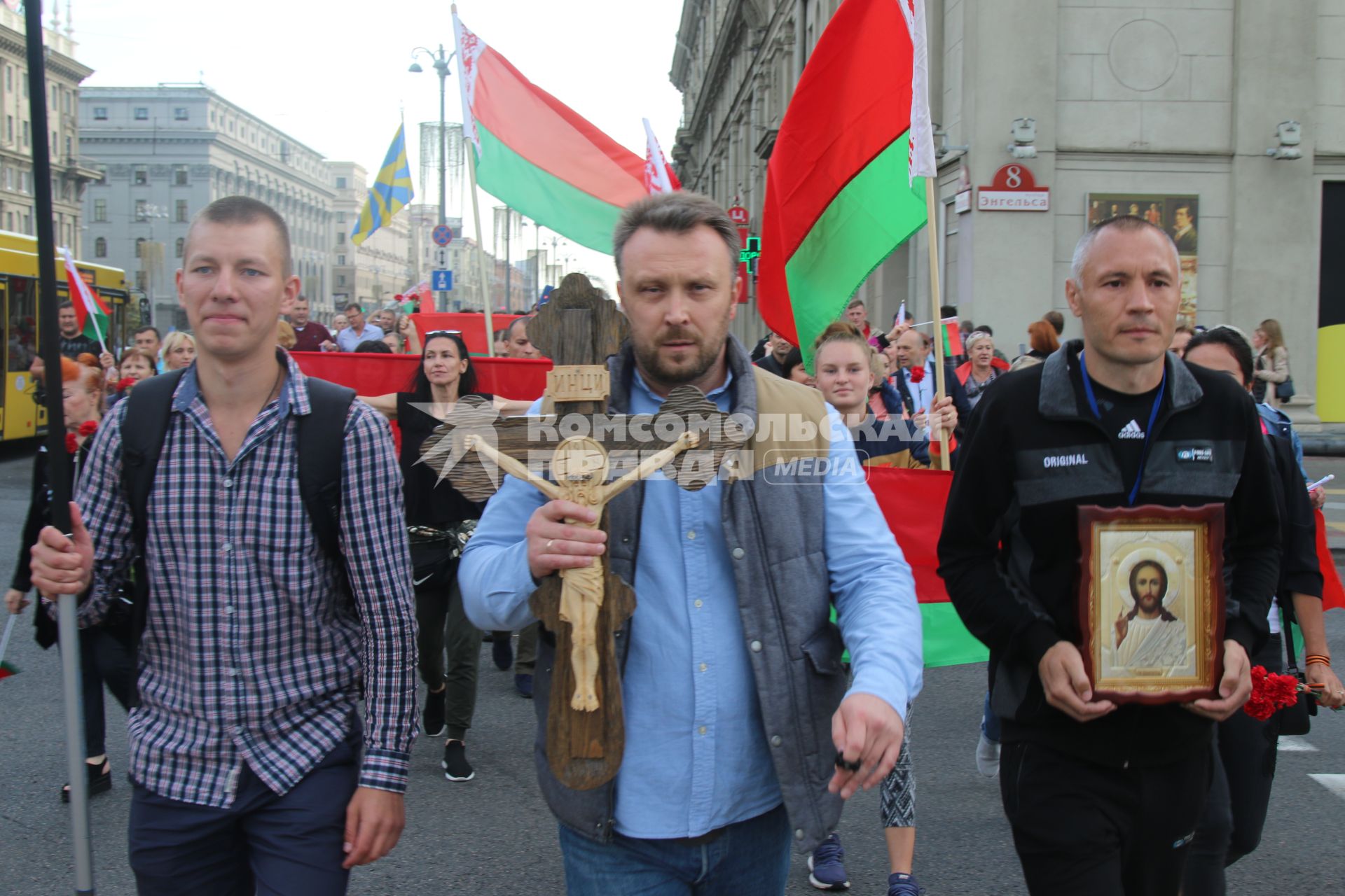 Минск. Участники акции в поддержку президента Белоруссии Александра Лукашенко с иконами и флагами Республики Беларусь во время шествия по проспекту Независимости.