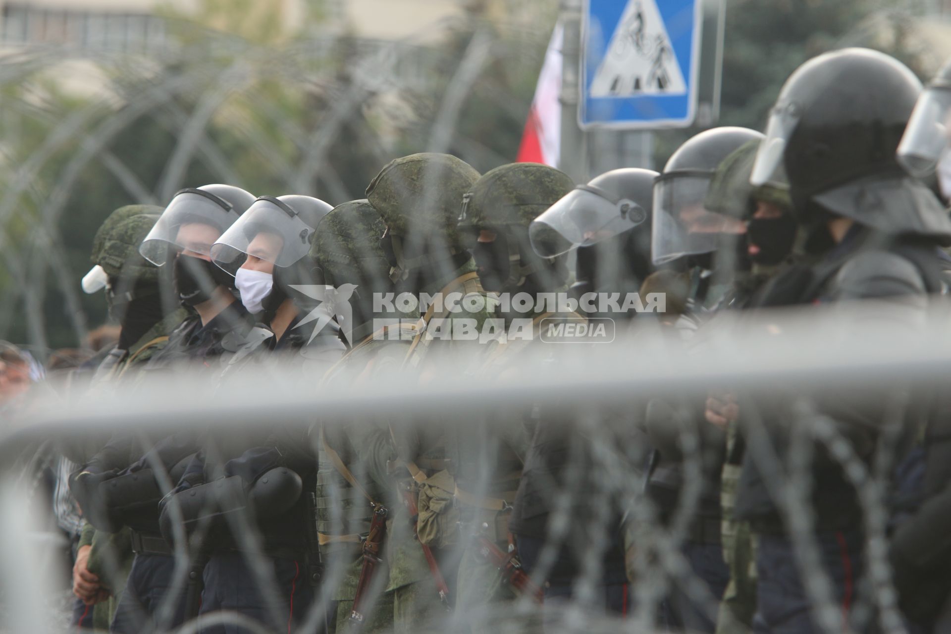 Минск. Сотрудники правоохранительных органов и участники митинга и шествия против результатов выборов президента Белоруссии.  Со дня выборов президента Белоруссии 9 августа в стране прошли митинги несогласных с результатами голосования.