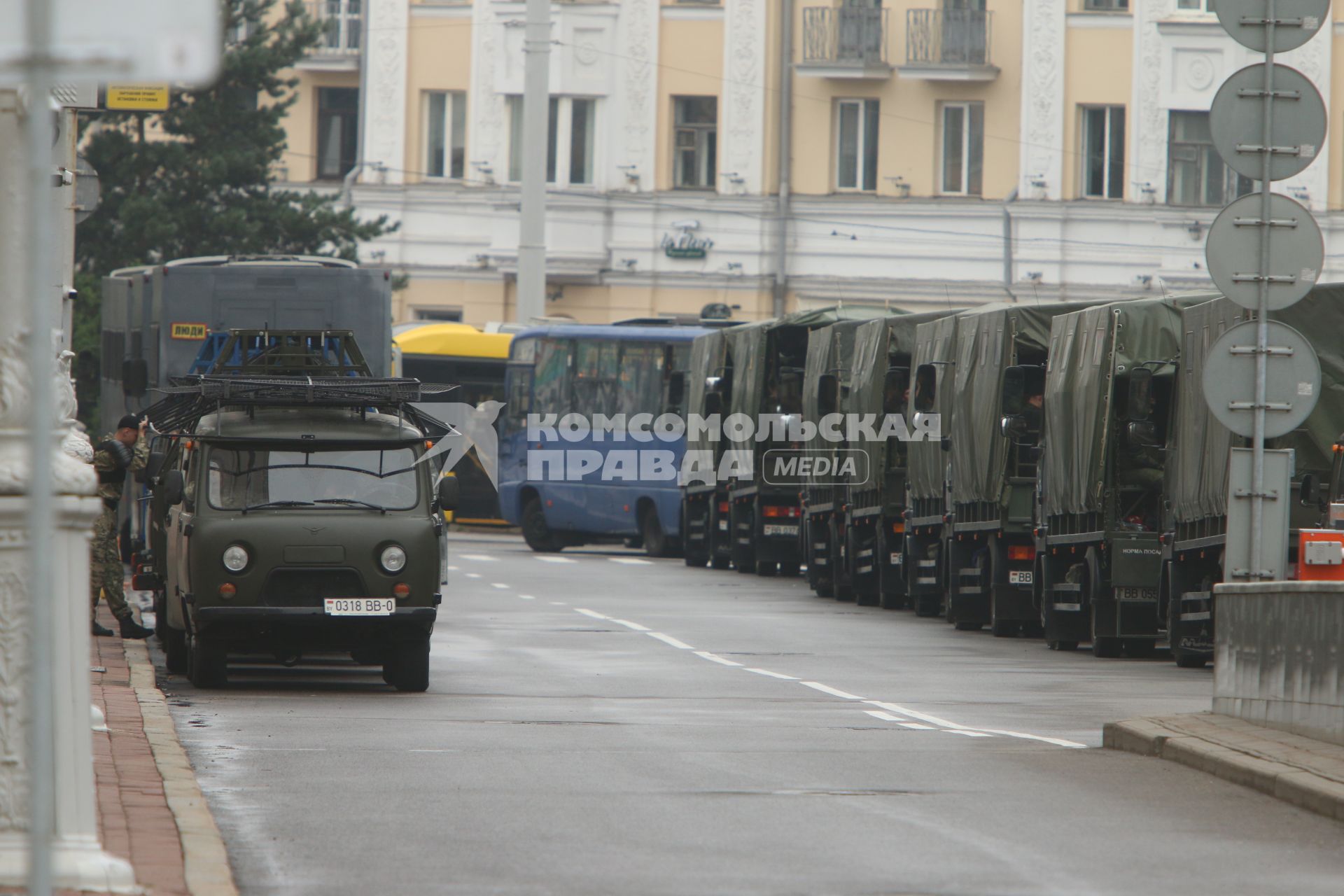 Минск. Колонна военных грузовиков в центре города.  Со дня выборов президента Белоруссии 9 августа в стране прошли митинги несогласных с результатами голосования.