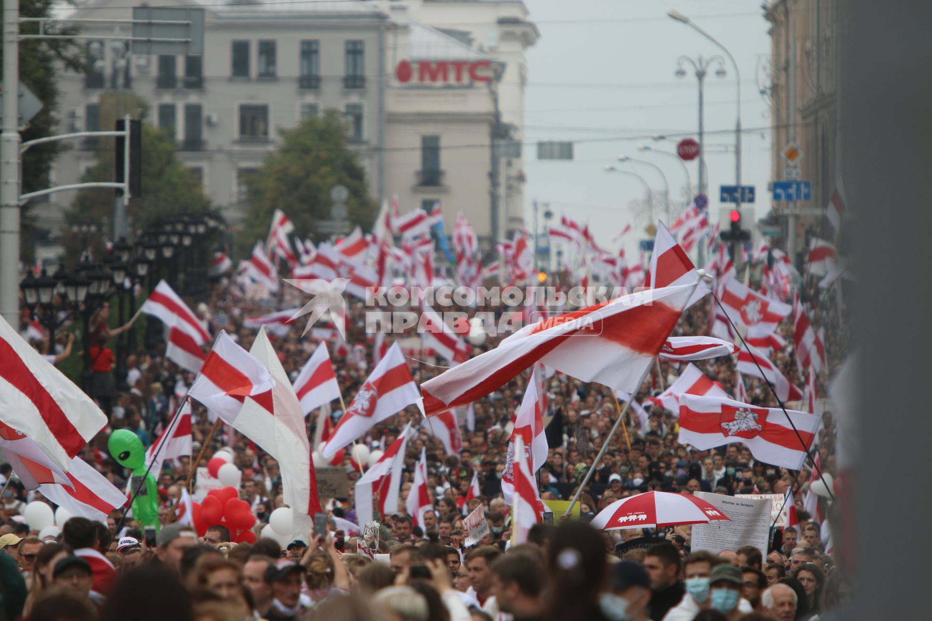 Минск. Участники митинга и шествия против результатов выборов президента Белоруссии.  Со дня выборов президента Белоруссии 9 августа в стране прошли митинги несогласных с результатами голосования.