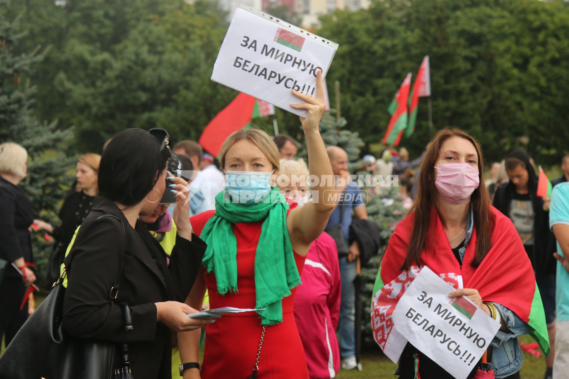 Минск. Девушки держат плакаты `За мирную Беларусь` во время митинга в поддержку президента Белоруссии Александра Лукашенко.