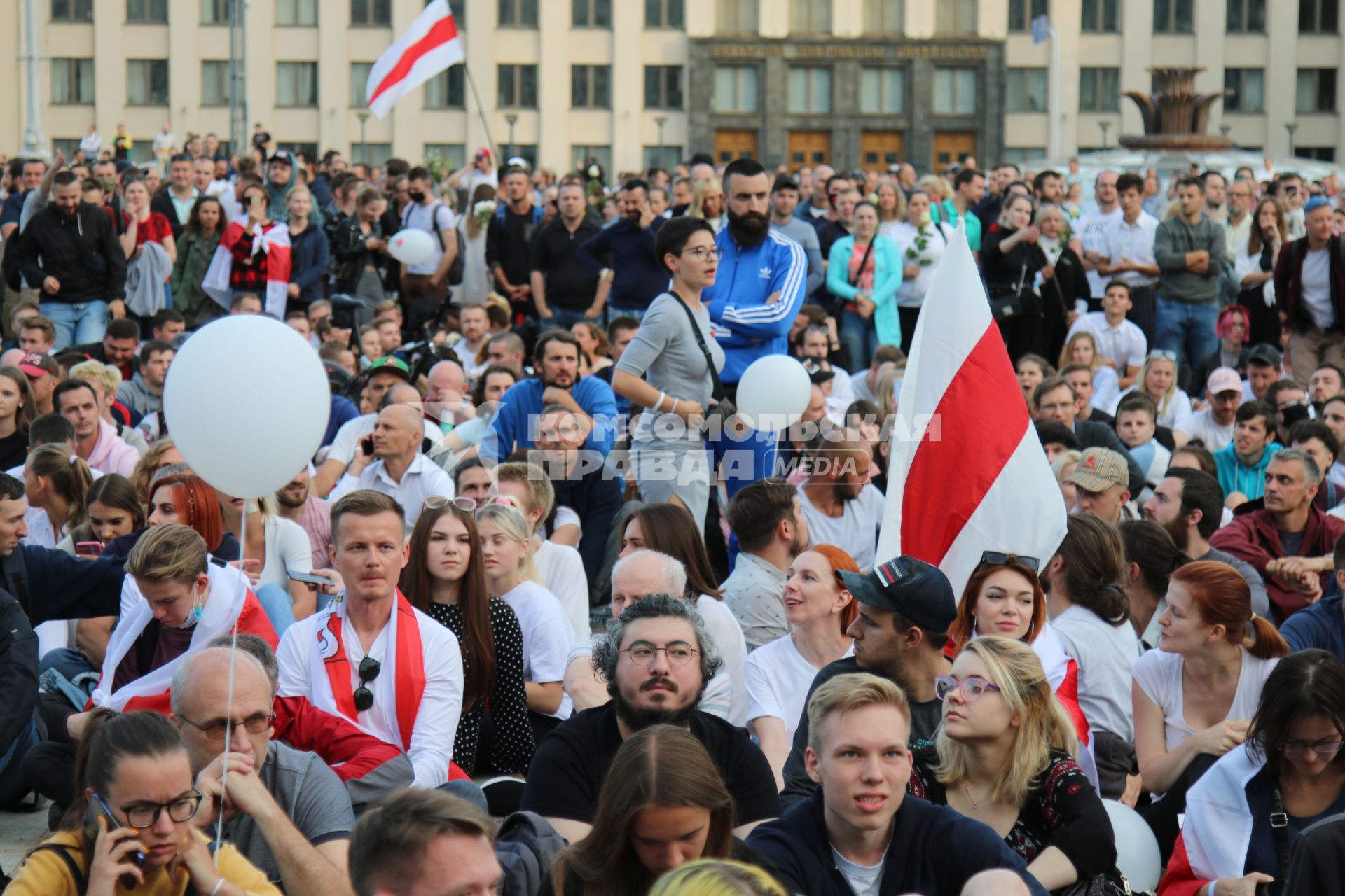 Минск. Митинг против результатов выборов президента Белоруссии на площади Независимости, где расположены здания правительства и ЦИК.