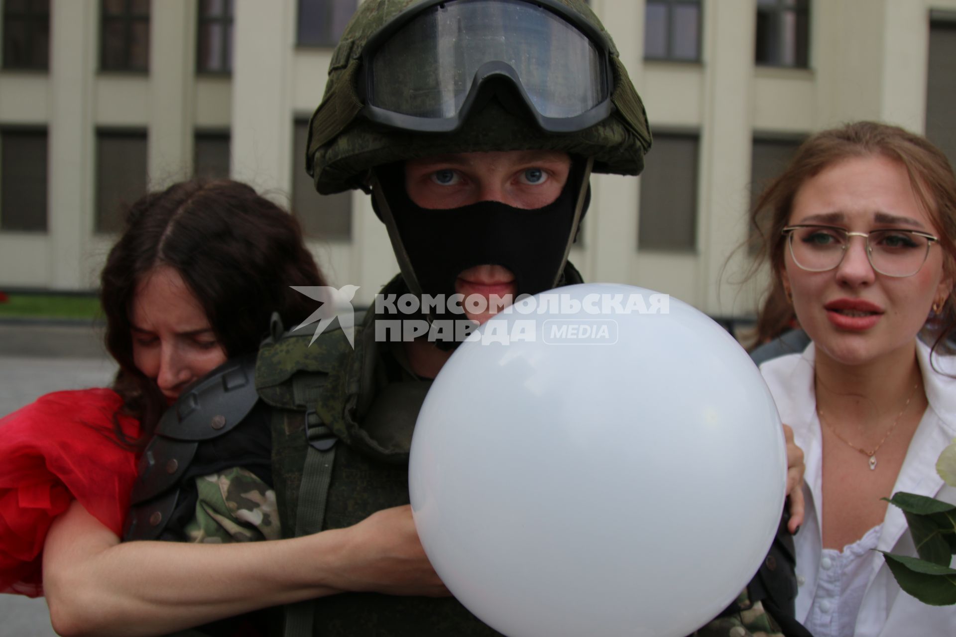 Минск. Девушка обнимается с сотрудником ОМОНа на площади Независимости, где проходит митинг против результатов выборов президента Белоруссии. На площади расположены здания правительства и ЦИК.