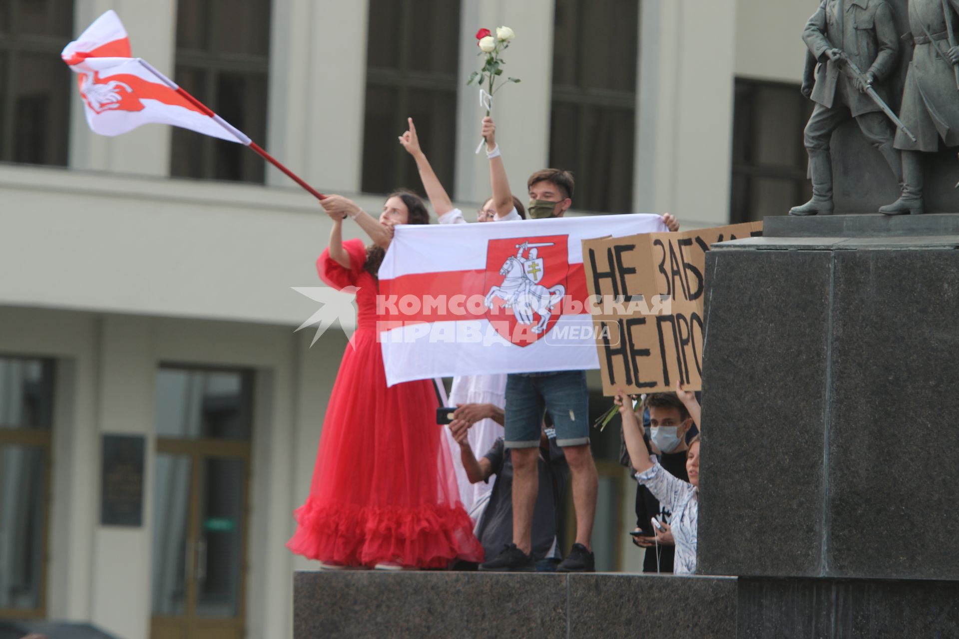 Минск. Протестующие держат флаг Белорусской народной Республики и плакат `Не забудем. Не простим` на площади Независимости, где проходит митинг против результатов выборов президента Белоруссии. На площади расположены здания правительства и ЦИК.