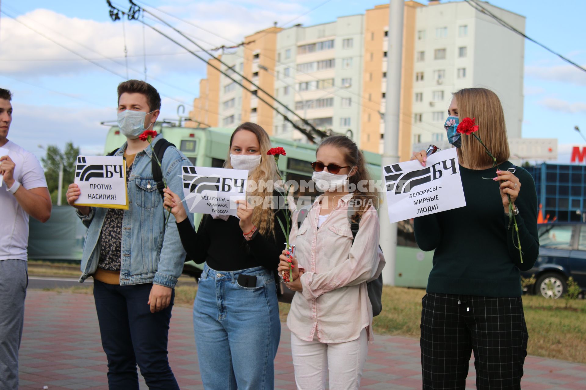 Минск. Люди держат плакаты `БЧ (Белорусская чугунка) против насилия!` и `БЧ Белорусы - мирные люди!` в поддержку задержанных и пострадавших во время протестов. Со дня выборов президента Белоруссии 9 августа в стране прошли митинги несогласных с результатами голосования.