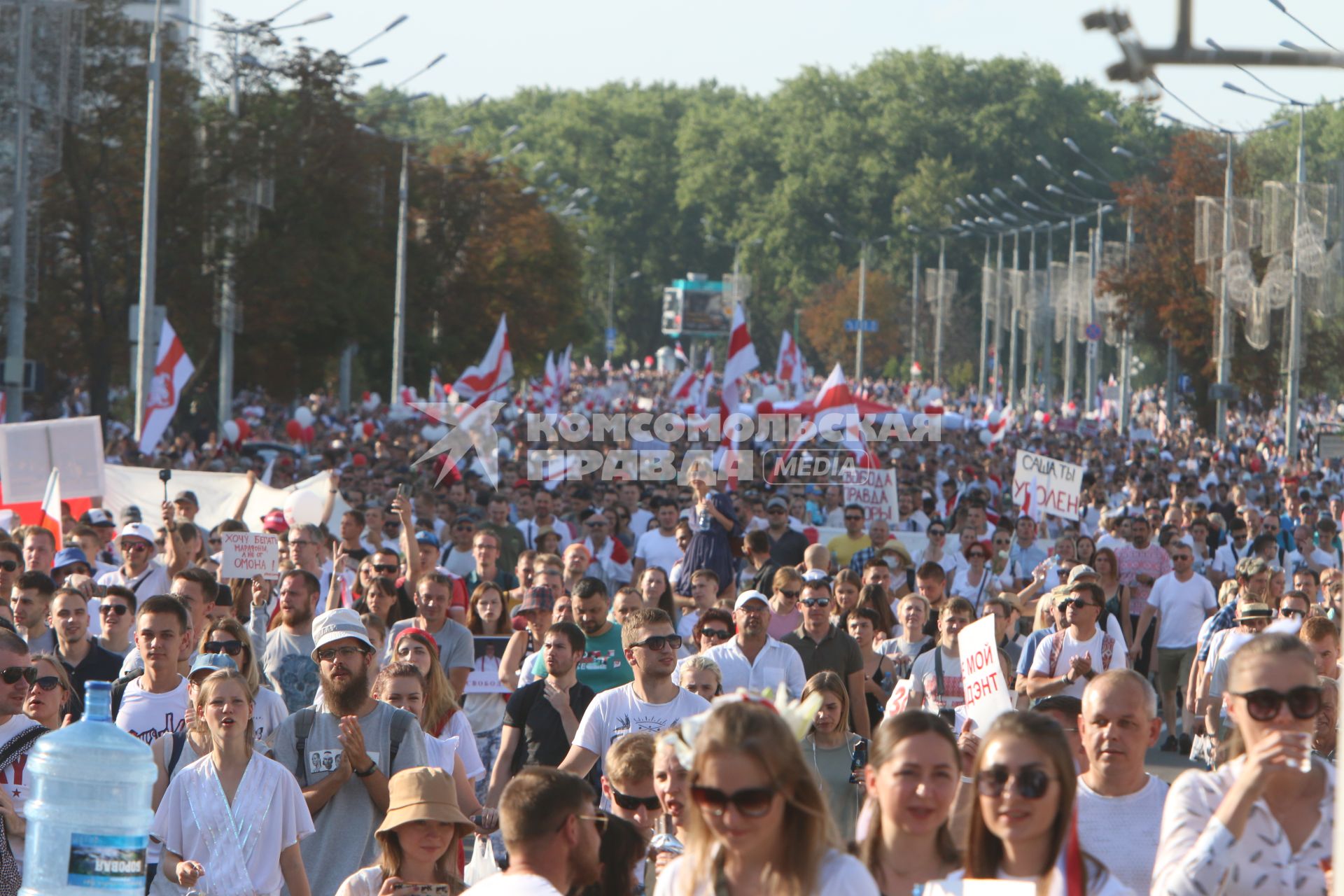 Минск. Массовая акция сторонников оппозиции. Днем Участники акции собрались в центре у стелы `Минск — город-герой` и прошли Маршем свободы до площади.  Со дня выборов президента Белоруссии 9 августа в стране прошли митинги несогласных с результатами голосования.