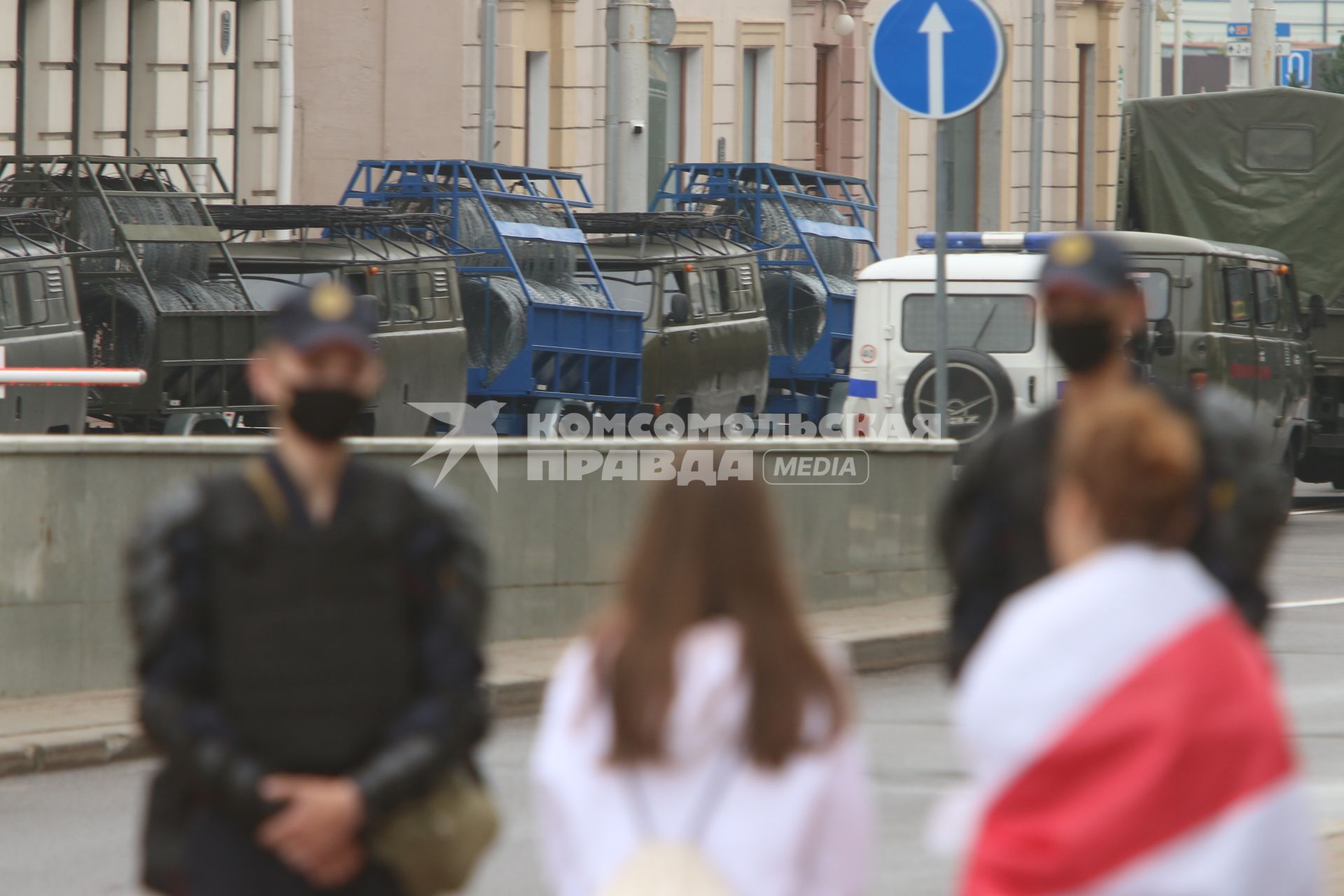 Минск. Колонна военных грузовиков в центре города.  Со дня выборов президента Белоруссии 9 августа в стране прошли митинги несогласных с результатами голосования.