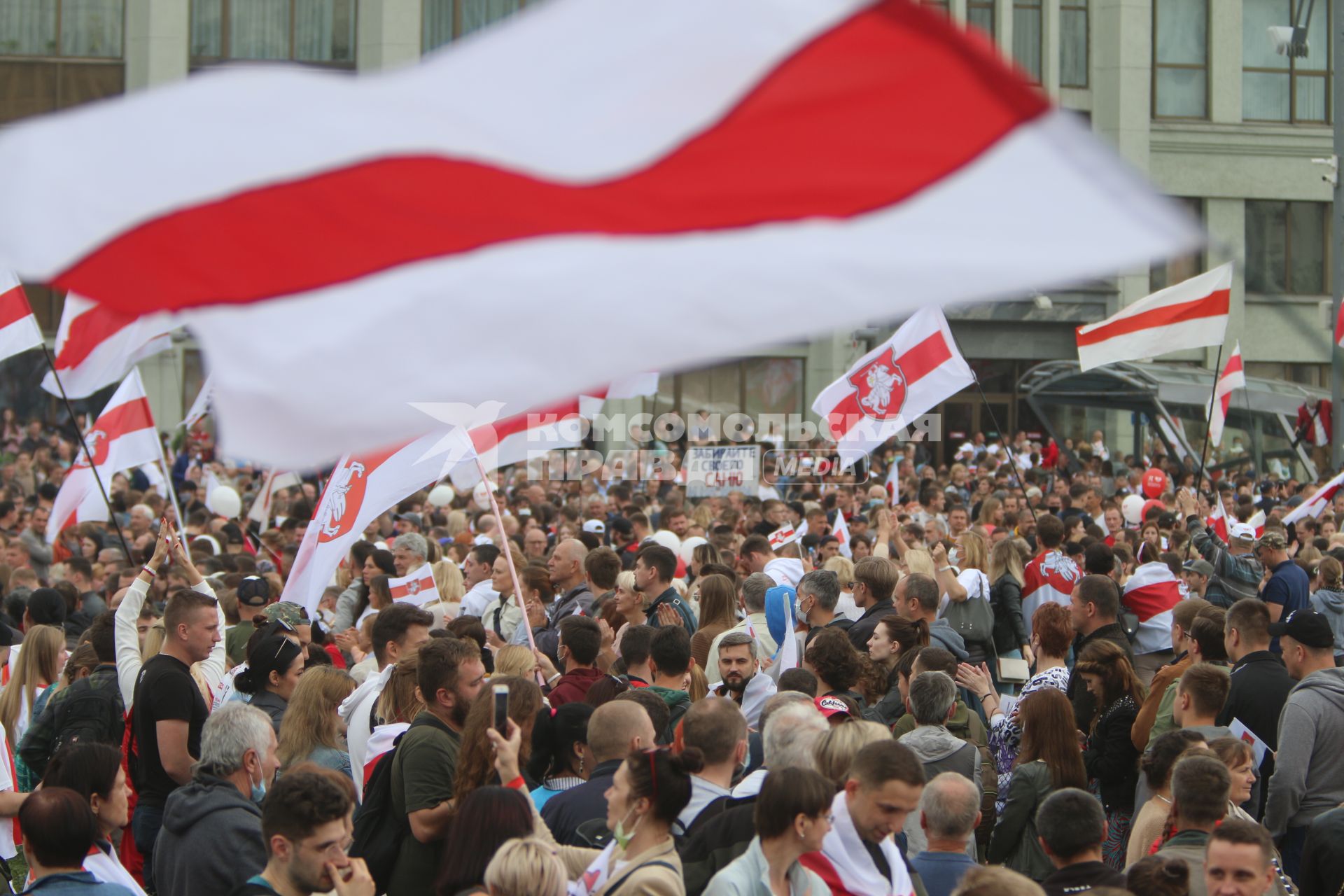 Минск. Участники митинга и шествия против результатов выборов президента Белоруссии.  Со дня выборов президента Белоруссии 9 августа в стране прошли митинги несогласных с результатами голосования.