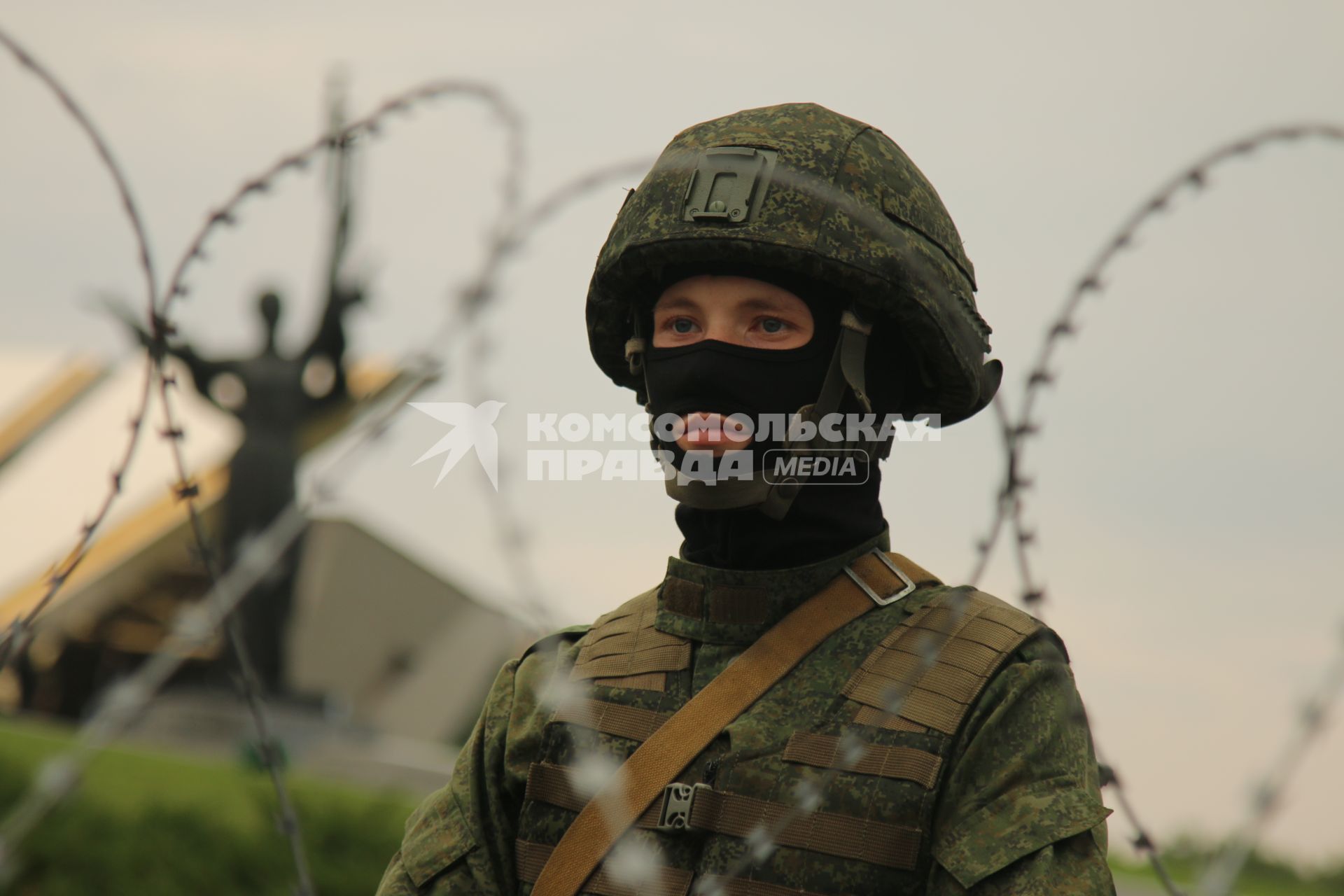 Минск. Сотрудник правоохранительных органов во время митинга против результатов выборов президента Белоруссии на площади Независимости.  Со дня выборов президента Белоруссии 9 августа в стране прошли митинги несогласных с результатами голосования.