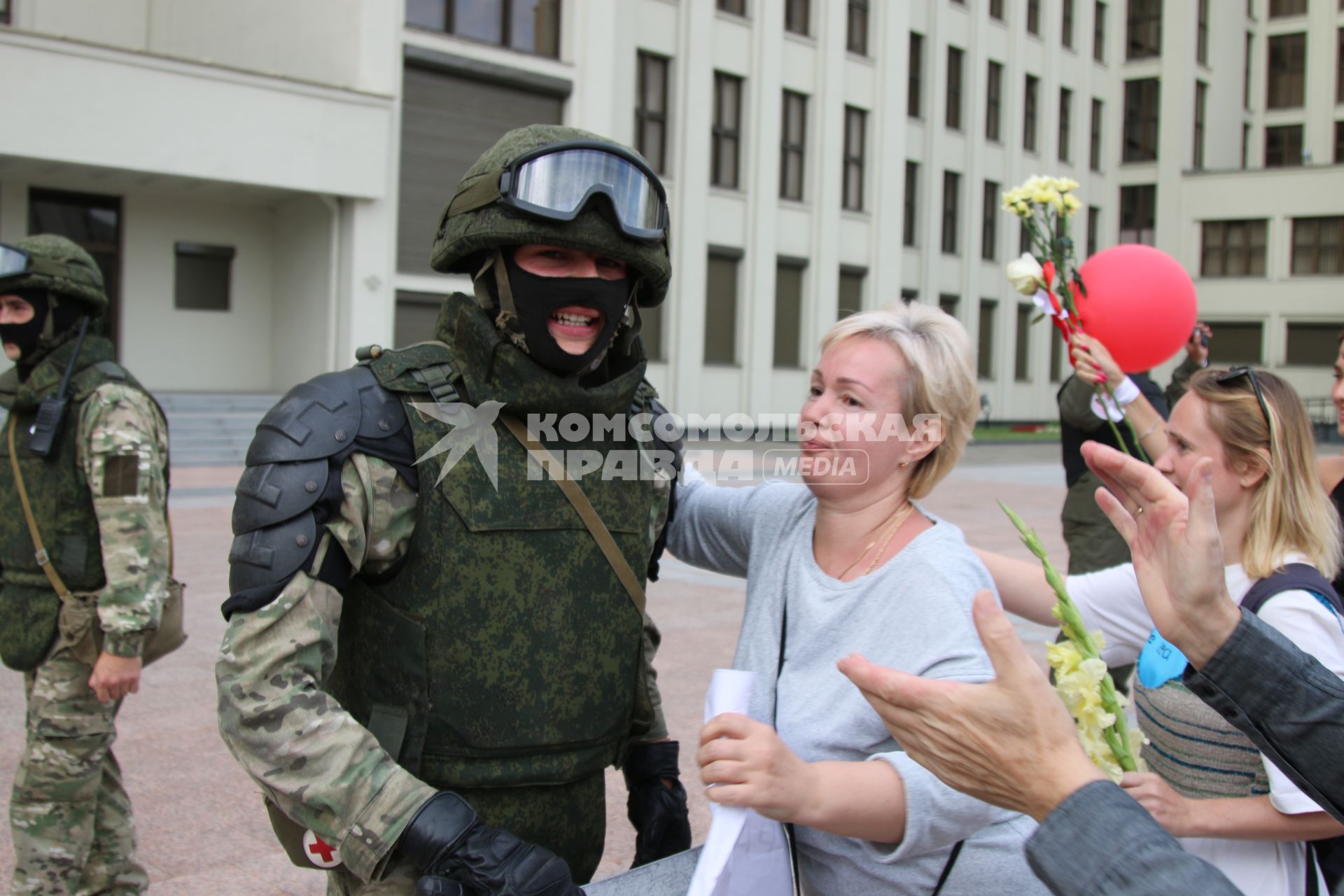 Минск. Протестующие и сотрудники ОМОНа на площади Независимости, где проходит митинг против результатов выборов президента Белоруссии. На площади расположены здания правительства и ЦИК.