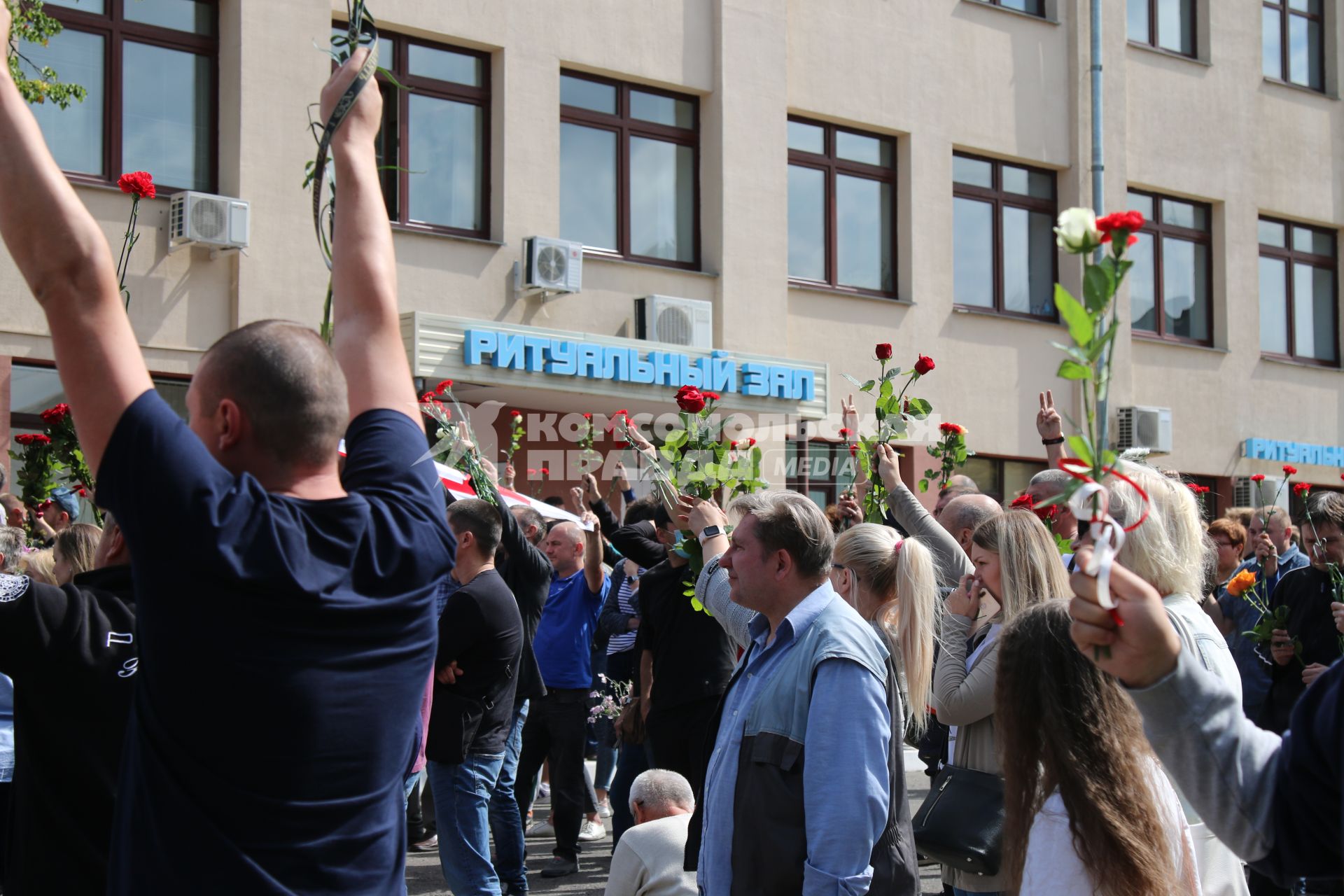 Минск. Церемония прощания с погибшим участником акции протеста Александром Тарайковским. Со дня выборов президента Белоруссии 9 августа в стране прошли митинги несогласных с результатами голосования.