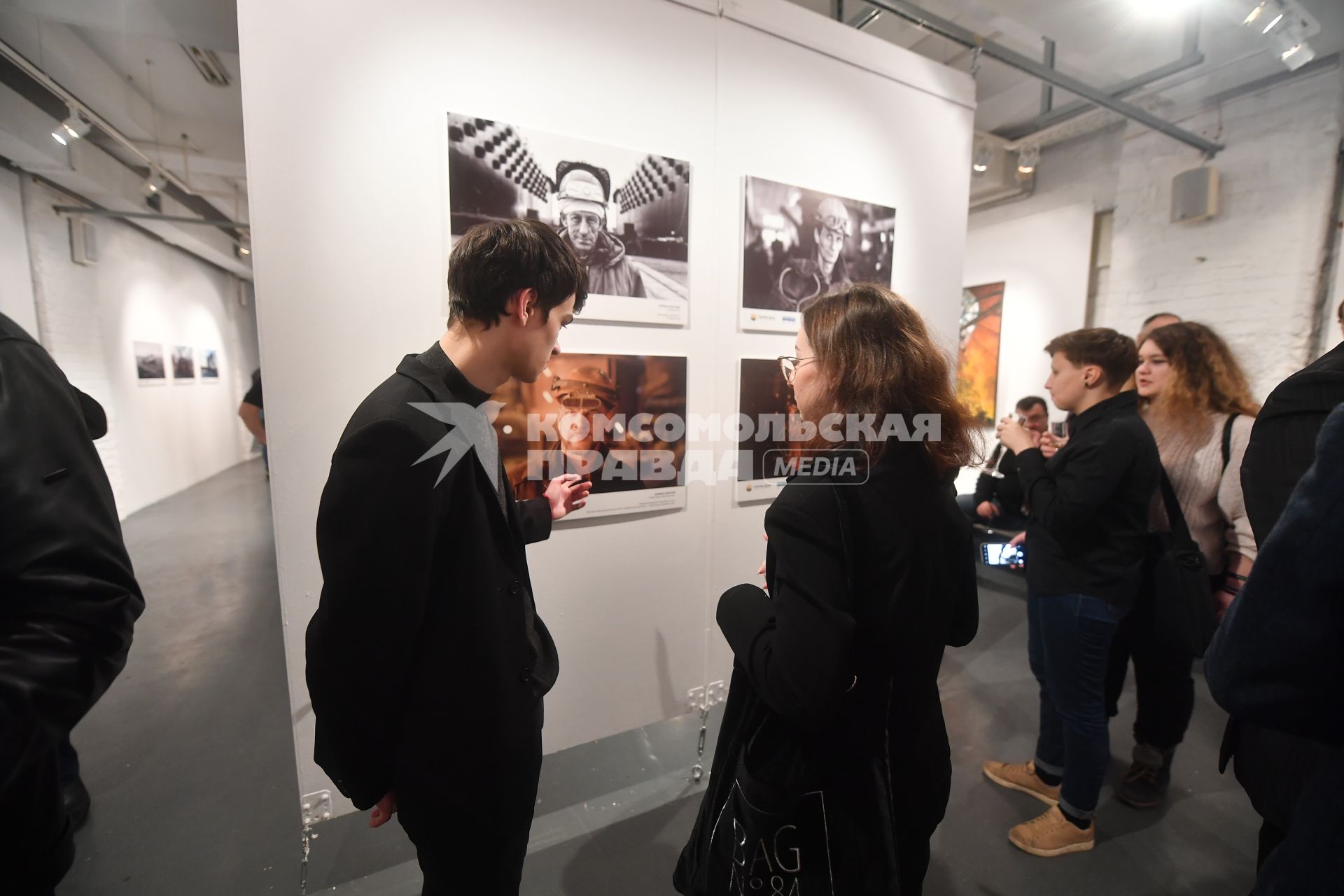 Москва.  Открытие фотовыставки `Лица труда`, организованной `Партией дела` и газетой `Комсомольсквя правда`, в Центре фотографии им. братьев Люмьер.