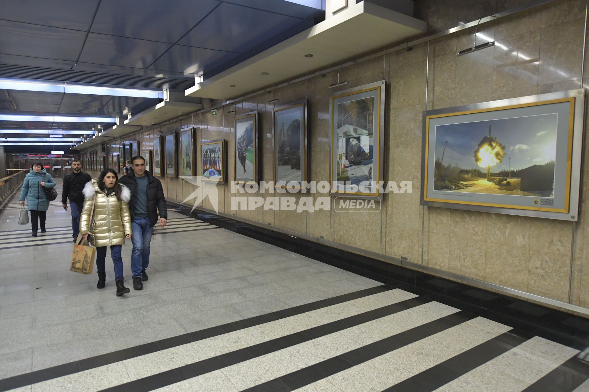 Москва. Экспозиция, посвященная 60-летию образования Ракетных войск стратегического назначения (РВСН),  в галерее `Метро` на станции `Выставочная`.