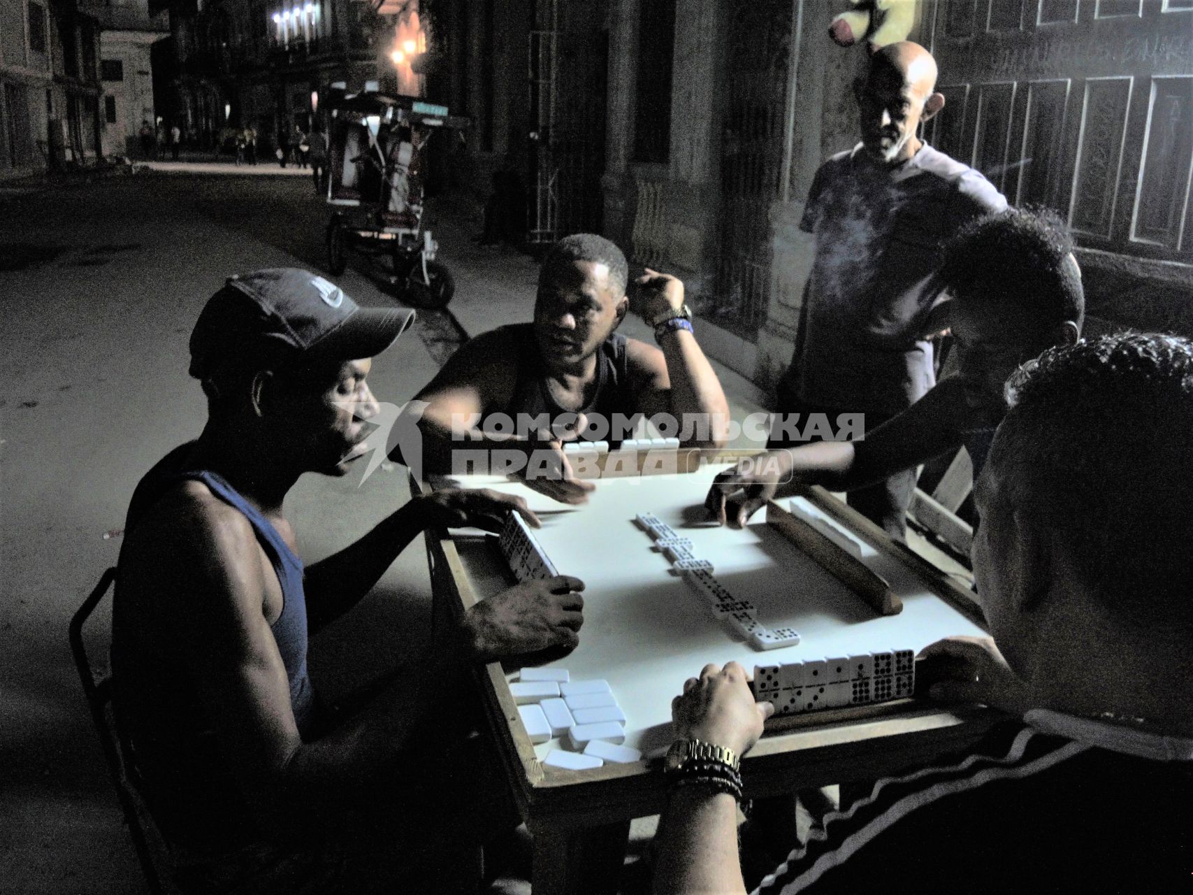 Куба. Гавана. Местные мужчины играют в домино на улице.