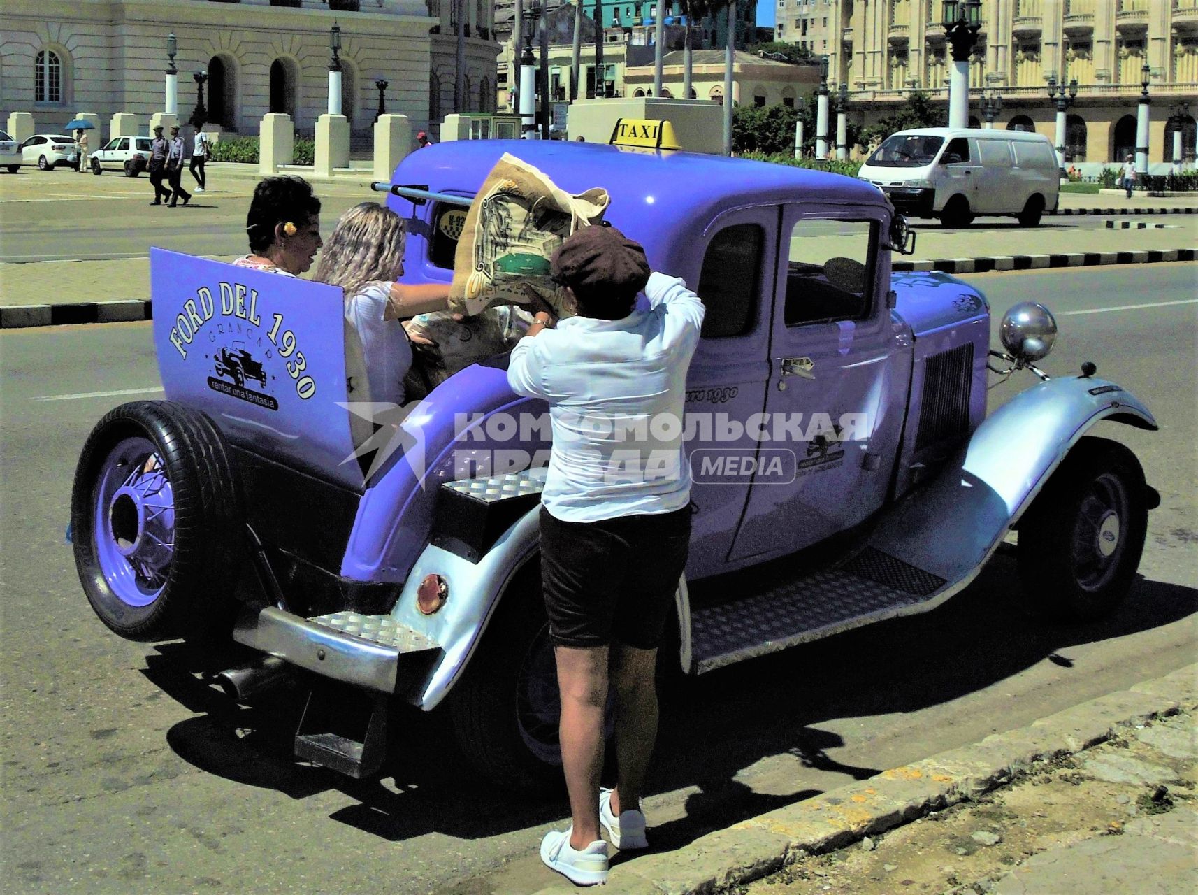 Куба. Гавана. Туристический ретроавтомобиль.