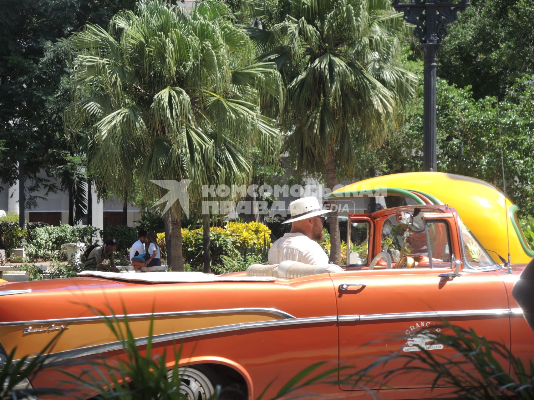 Куба. Гавана. Старый американский автомобиль - модный транспорт для богатых туристов.