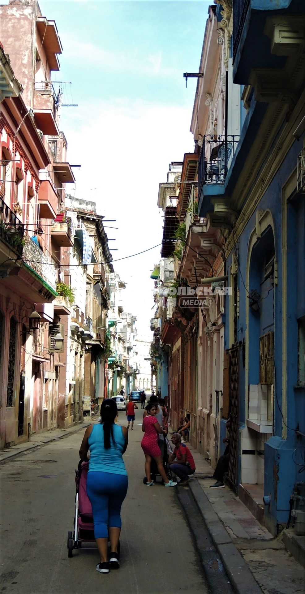 Куба. Гавана. Местные жители на улице.