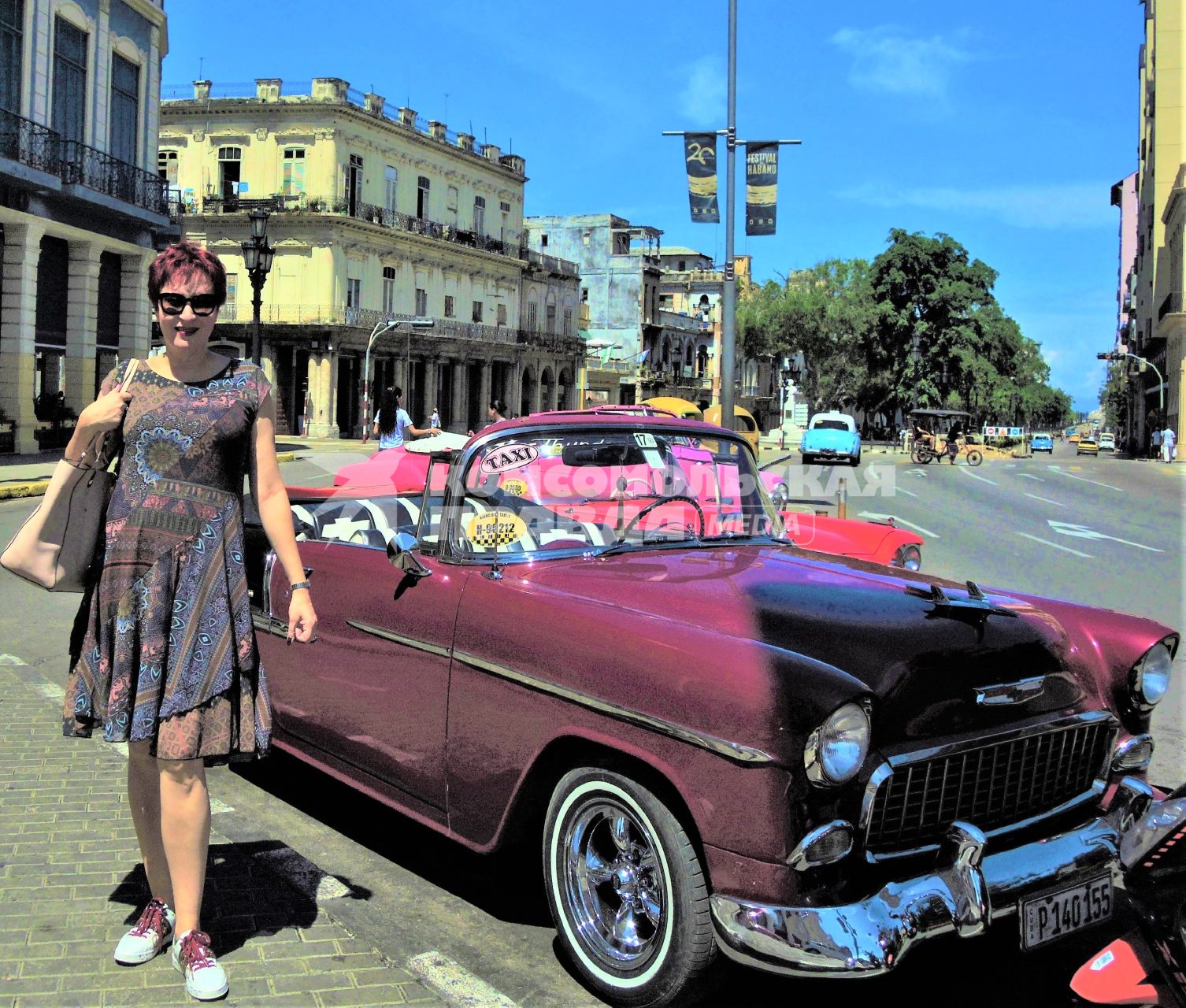 Куба. Гавана. Специальный корреспондент КП Дарья Асламова рядом с американским автомобилем.