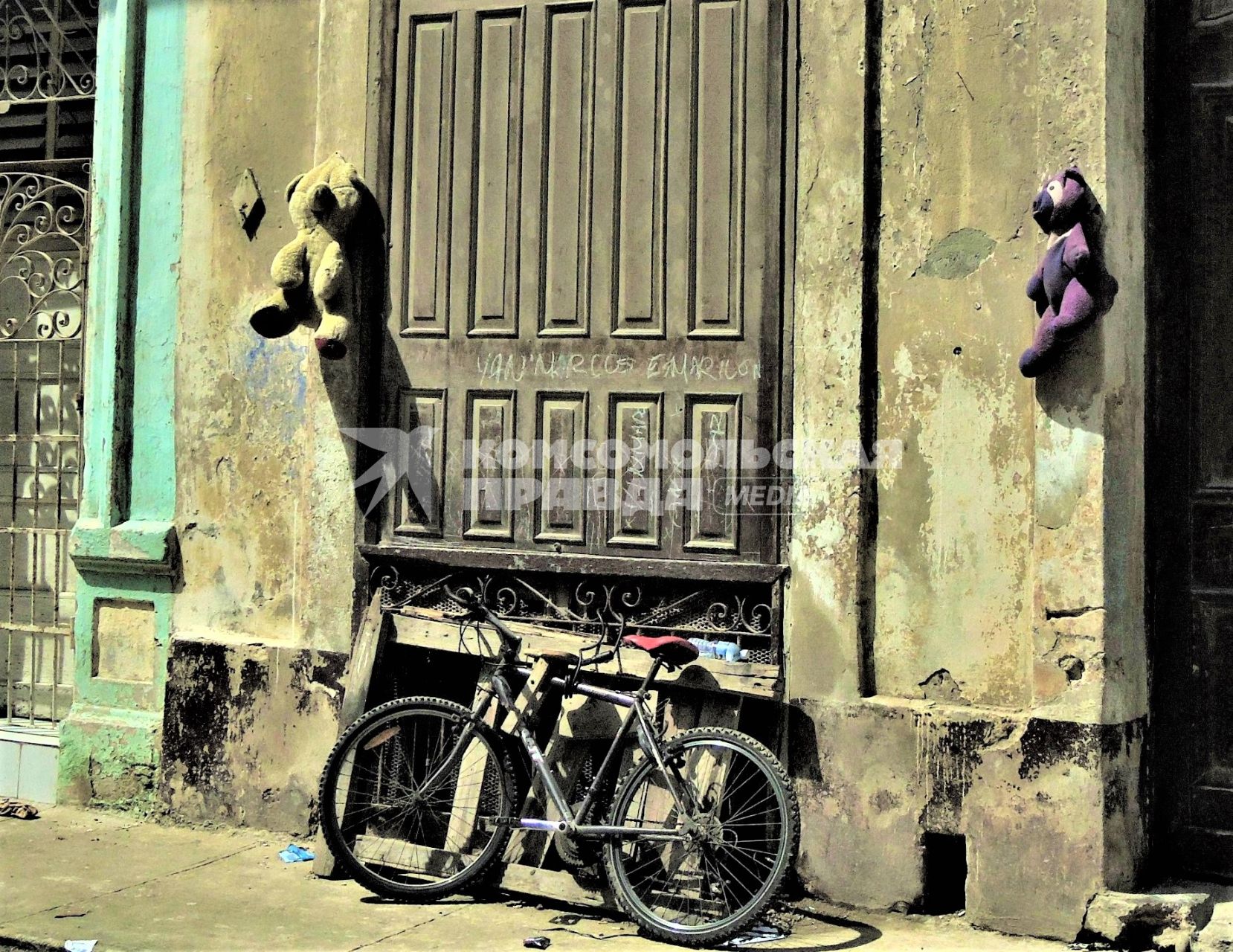 Куба. Гавана. Велосипед у дома.