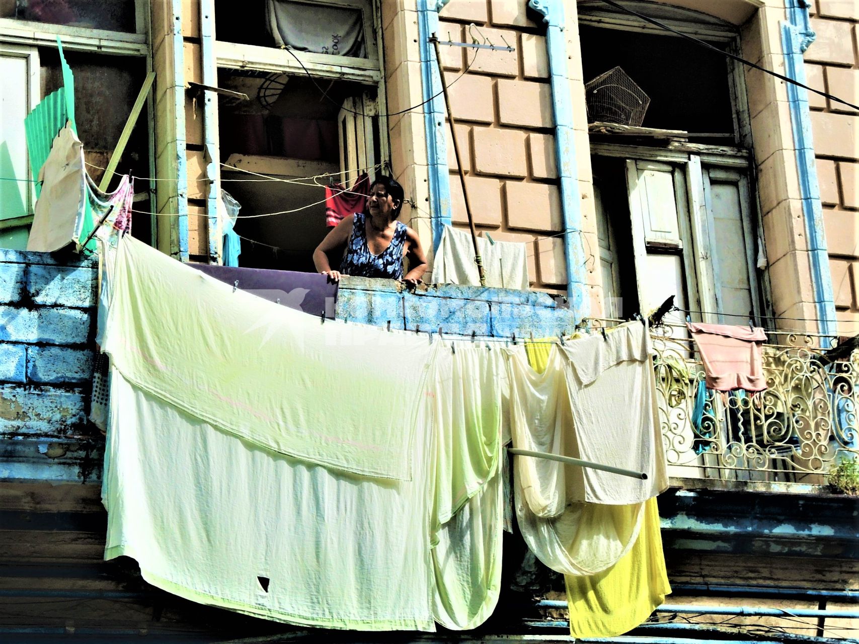 Куба. Гавана. Местная жительница в окне дома.