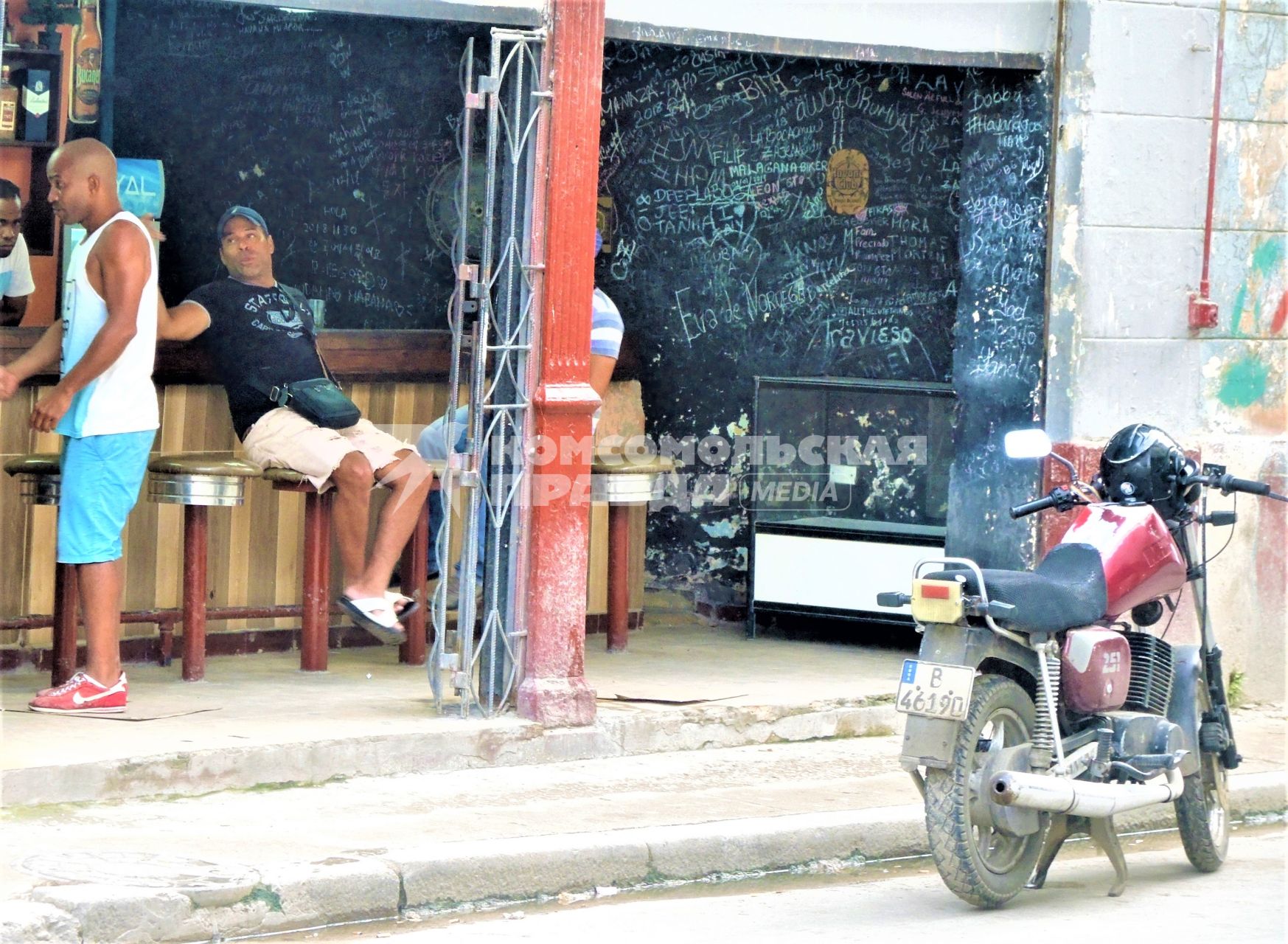 Куба. Гавана. Мужчины у барной стойки.