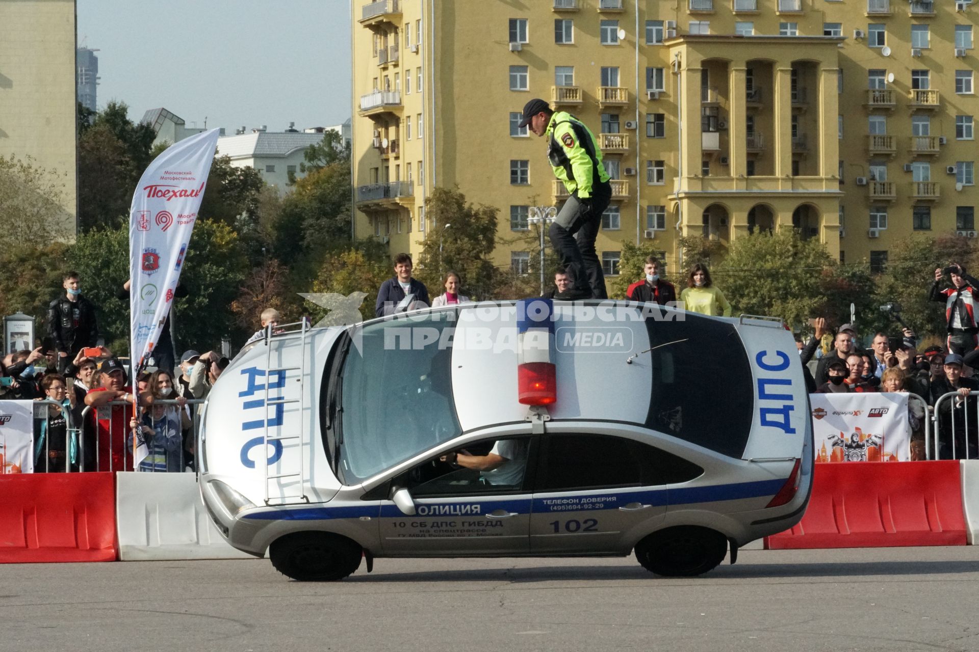 Москва.  Выступление спортсменов из группы Каскад Управления ГИБДД ГУ МВД России по городу Москве и МЧС на осеннем мотофестивале.