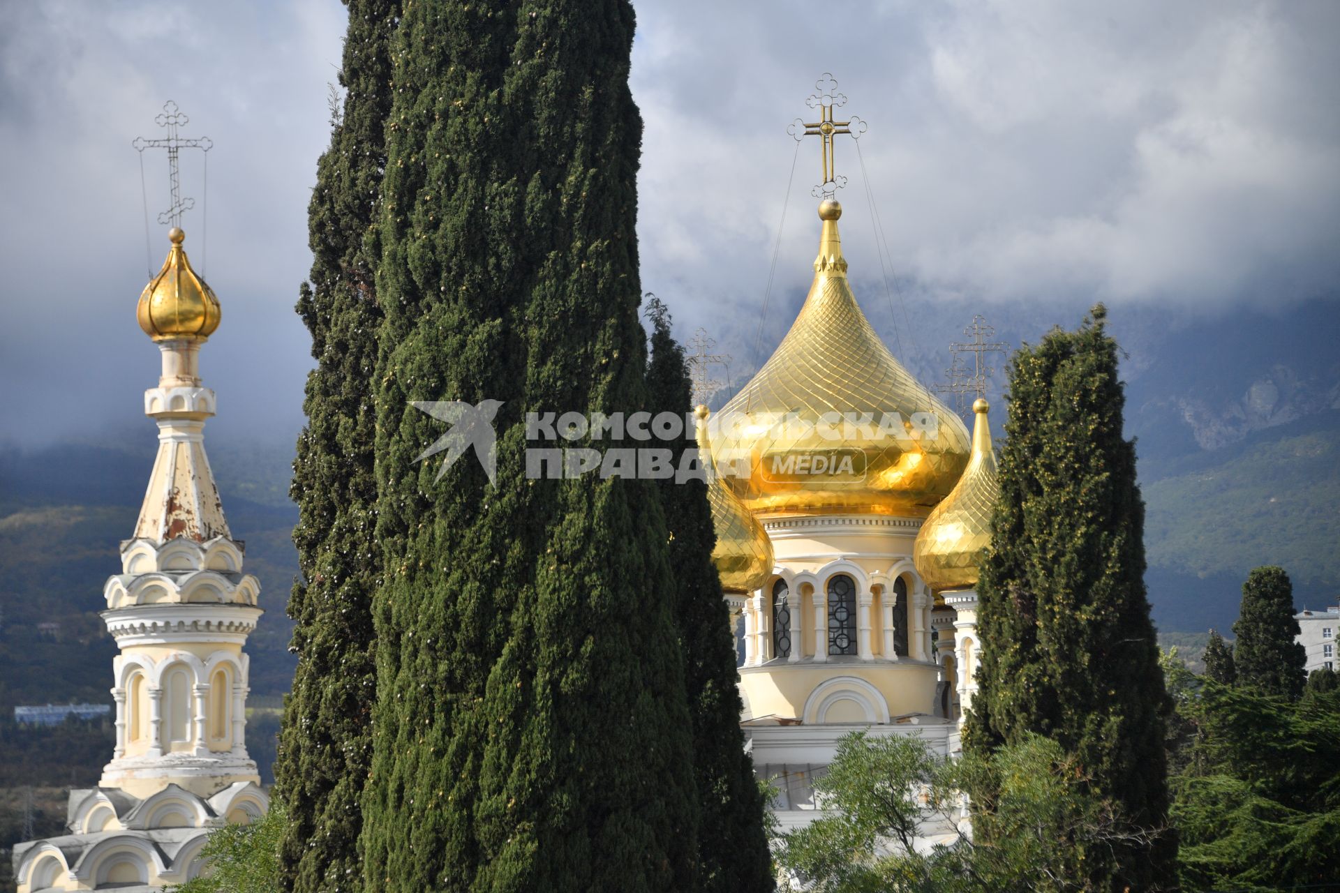 Республика Крым. Ялта. Вид на купола  Храма Александра Невского.