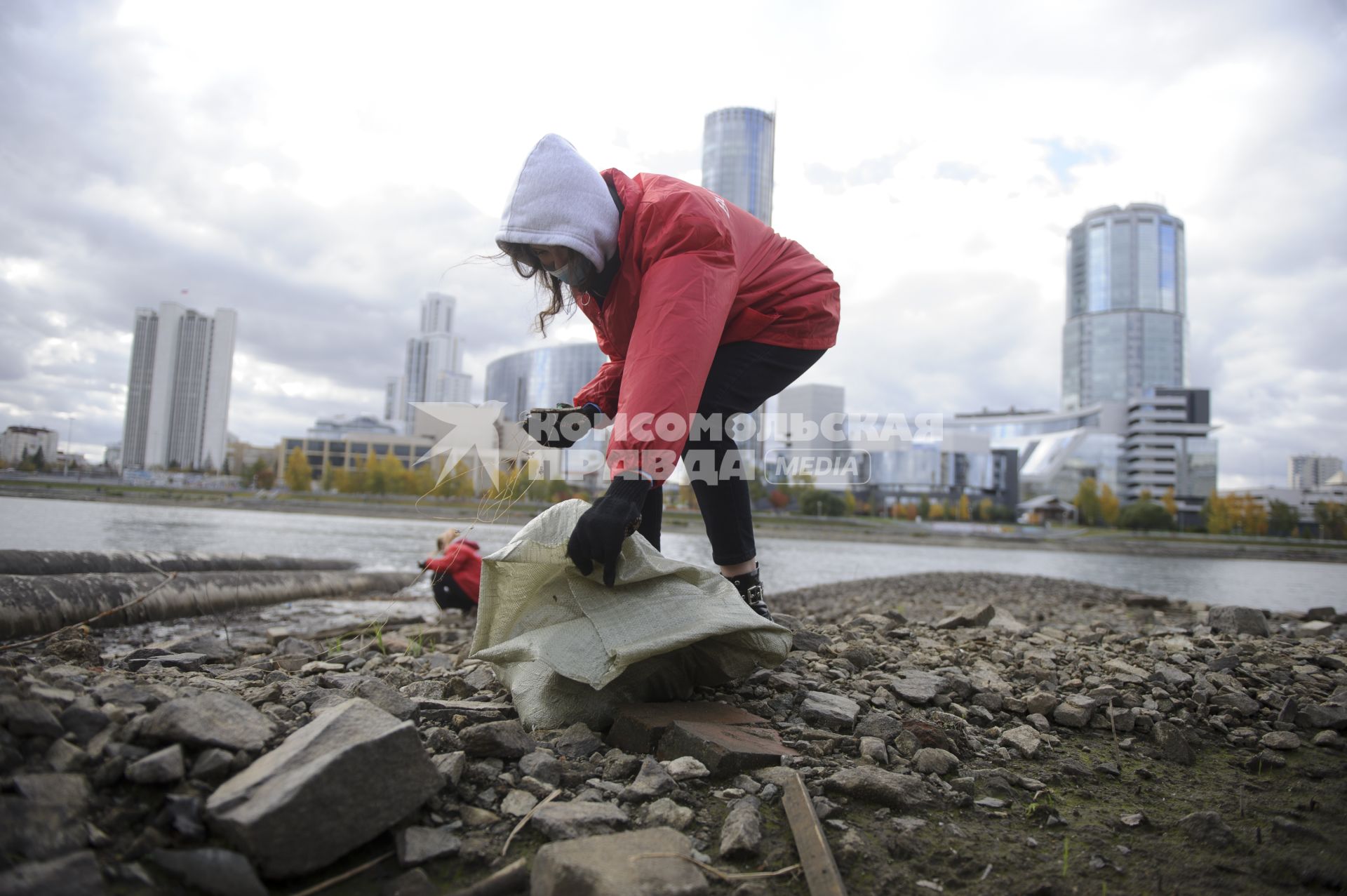 Екатеринбург. Волонтеры и добровольцы очищают от мусора берег городского пруда обмелевшего из-за строительства Макаровского моста