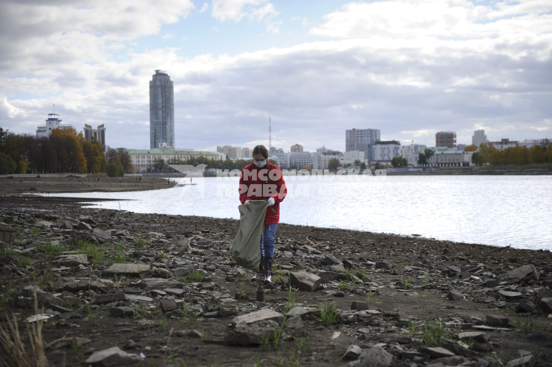 Екатеринбург. Волонтеры и добровольцы очищают от мусора берег городского пруда обмелевшего из-за строительства Макаровского моста