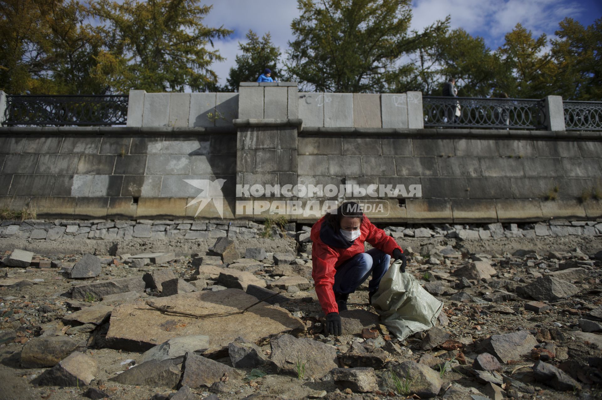 Екатеринбург. Волонтеры и добровольцы очищают от мусора берег городского пруда обмелевшего из-за строительства Макаровского моста